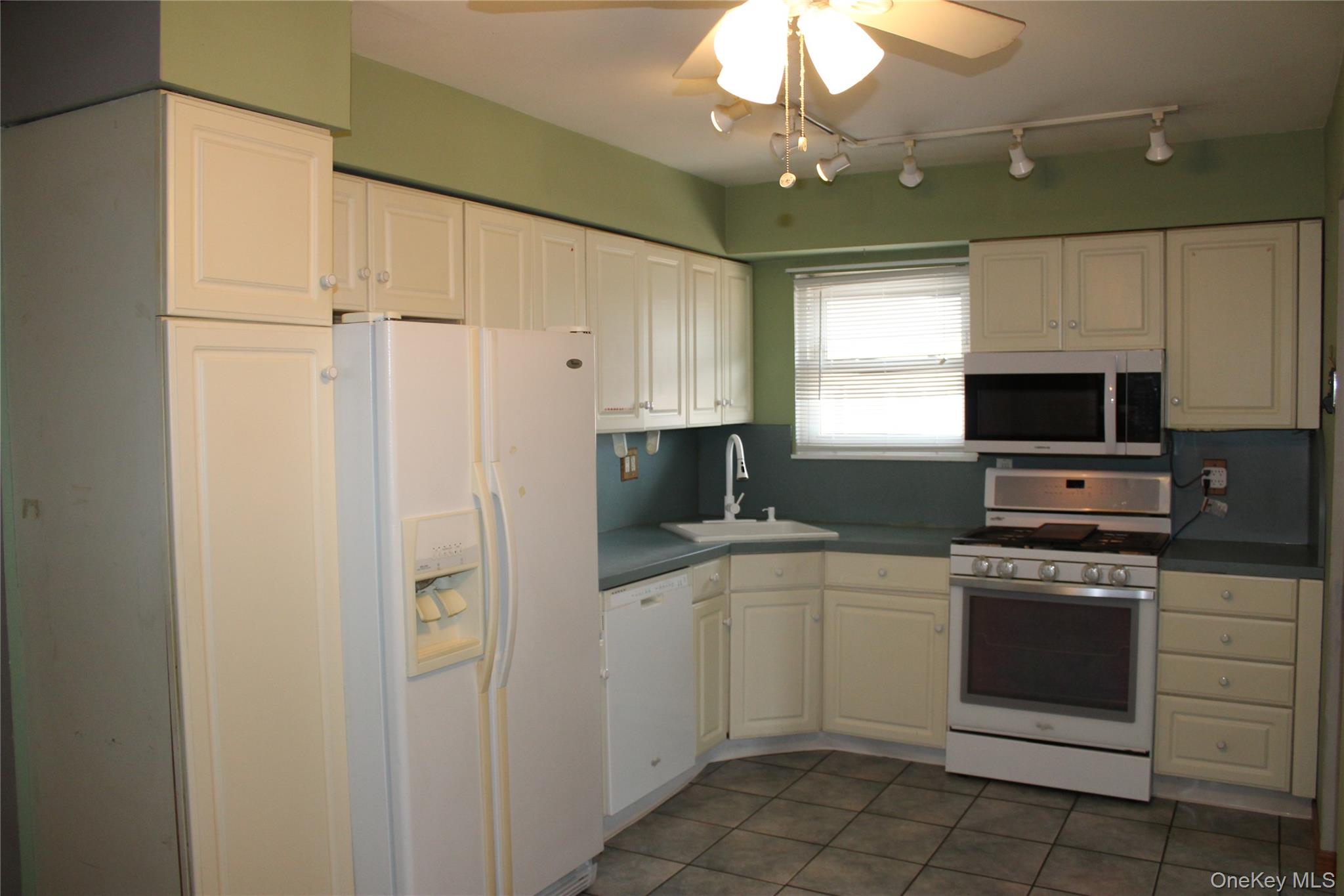 92 Lombardy Drive Property Photo 4