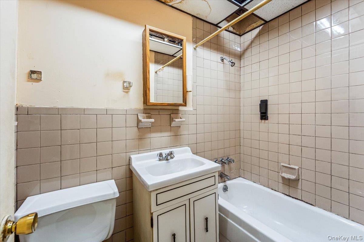 54-18 Nurge Avenue Property Photo 10