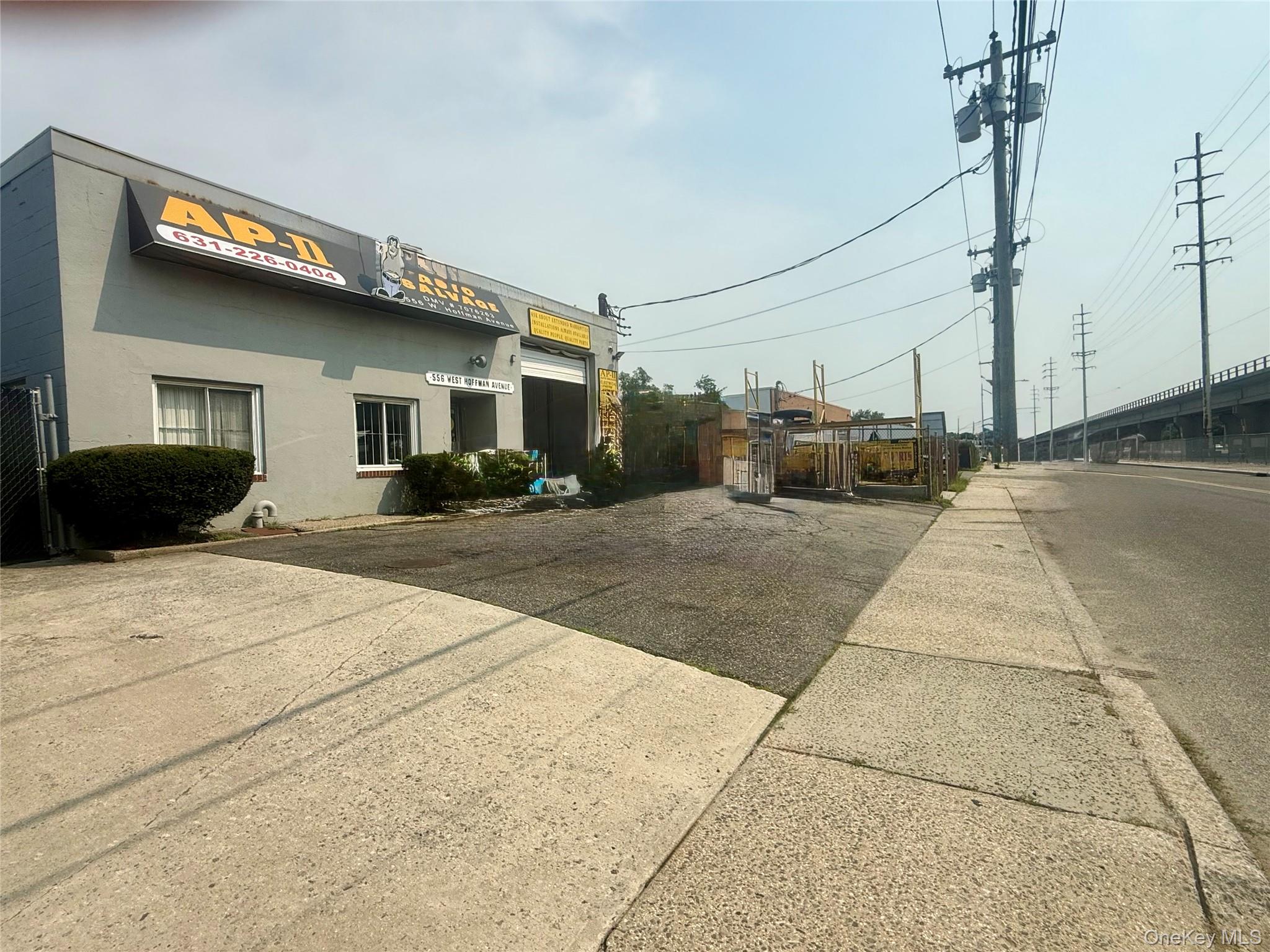 556 W Hoffman Avenue Property Photo 1