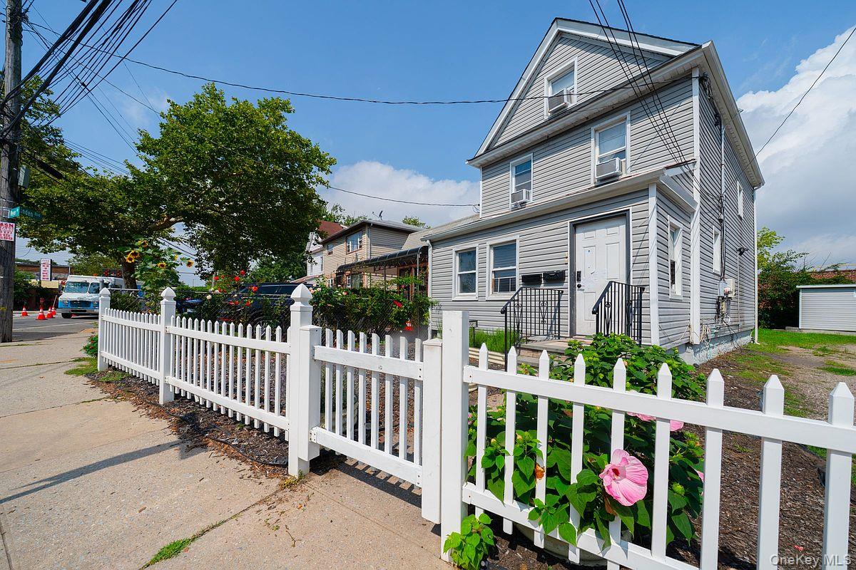 15813 Linden Boulevard Property Photo 2