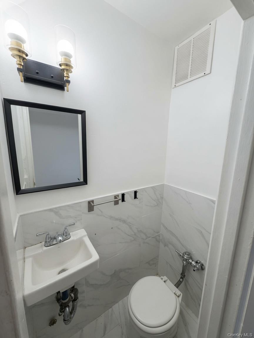 1080 Rhinelander Avenue Property Photo 9