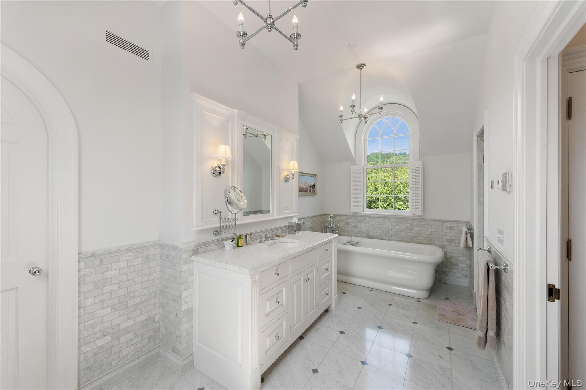 336 Cantitoe Street Property Photo 17