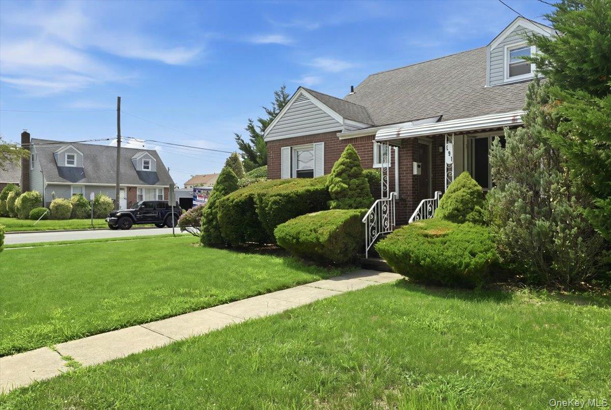 191 Nassau Boulevard Property Photo 3
