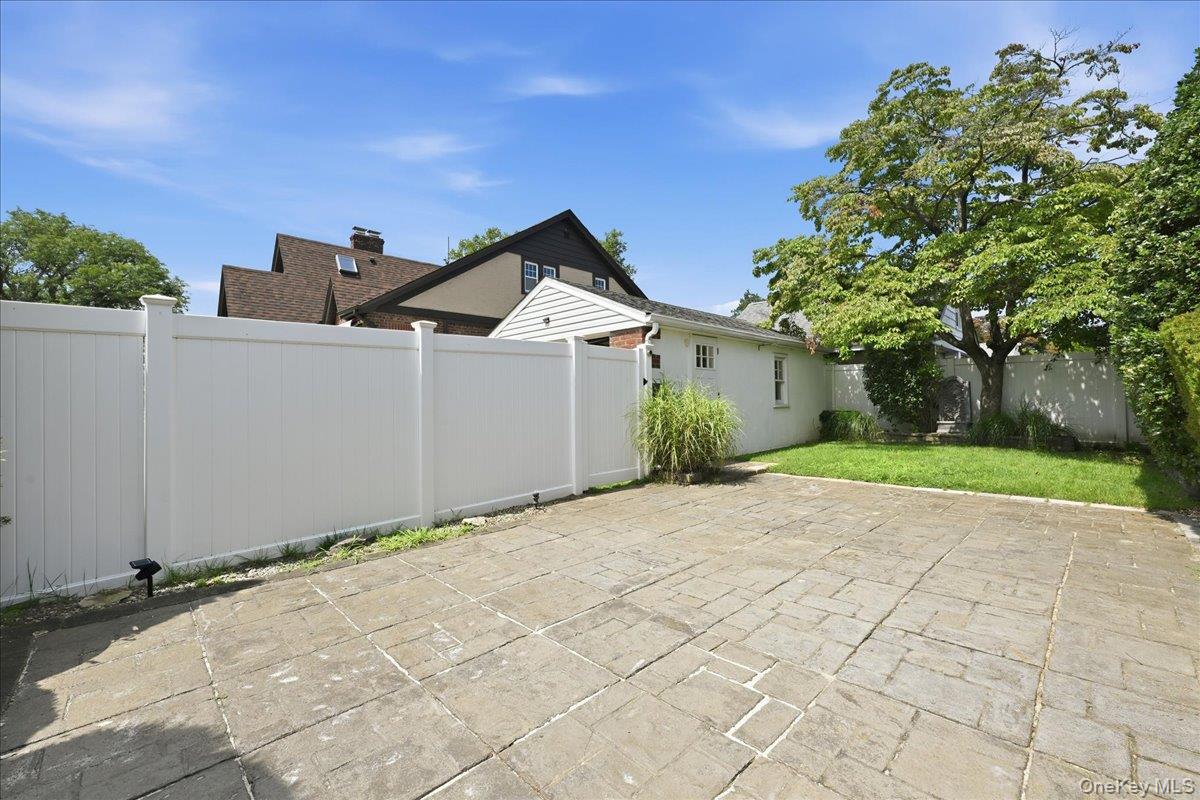 191 Nassau Boulevard Property Photo 30