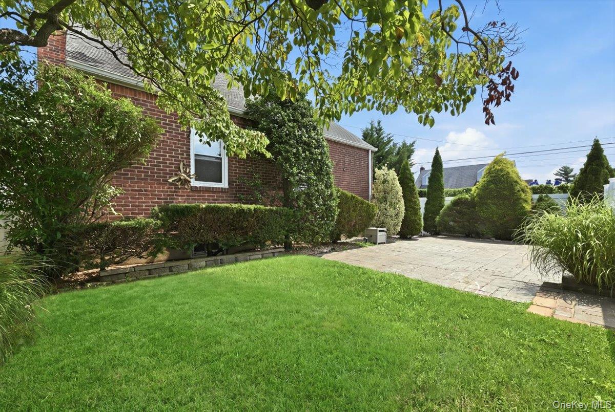 191 Nassau Boulevard Property Photo 32