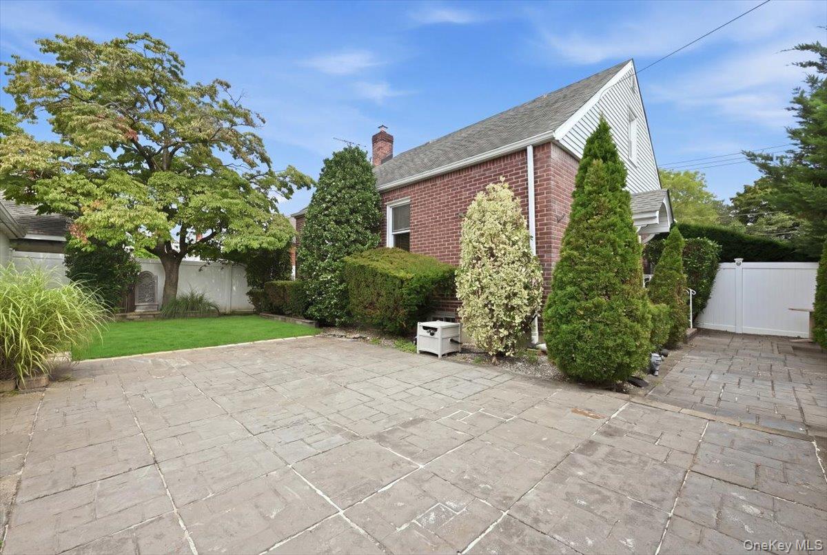 191 Nassau Boulevard Property Photo 33
