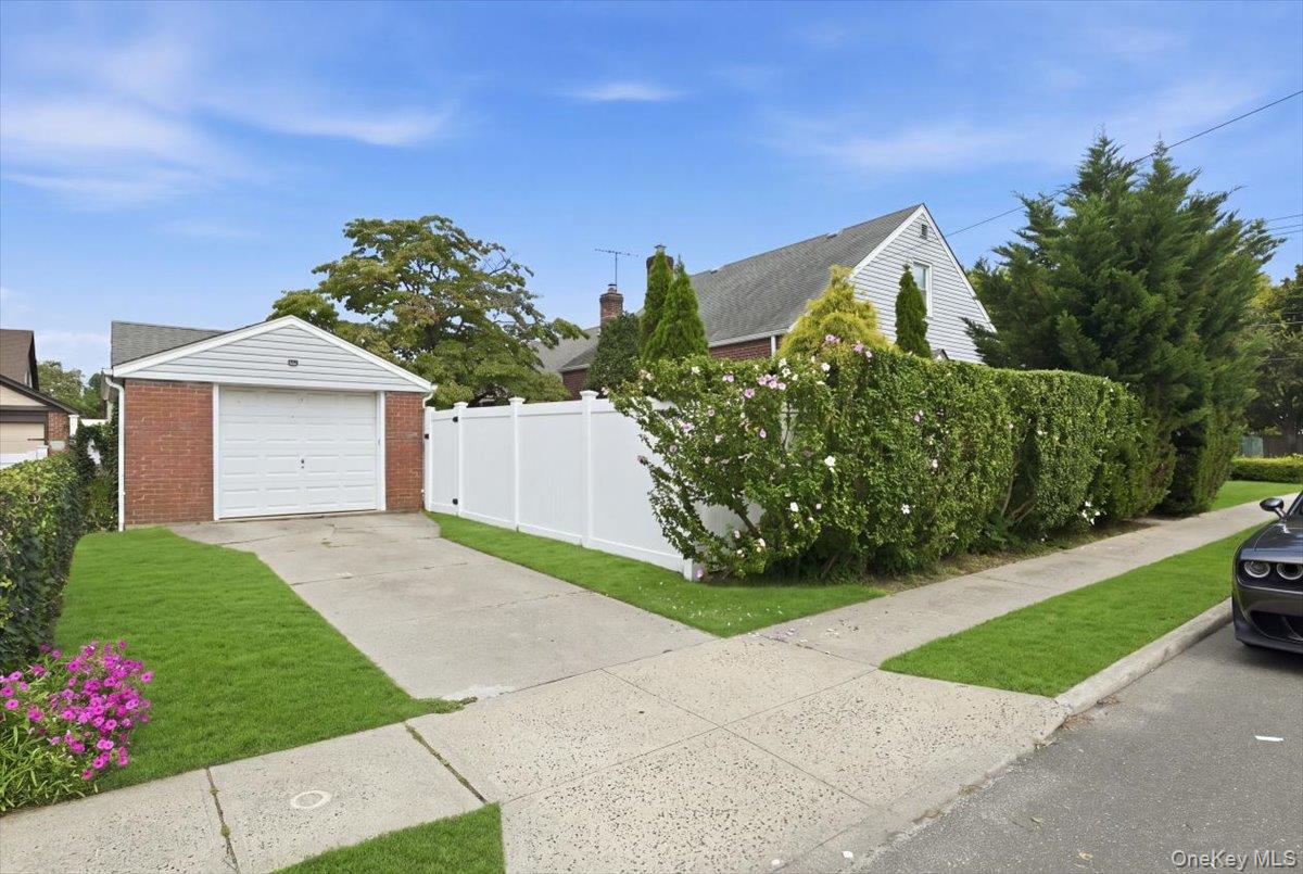 191 Nassau Boulevard Property Photo 34