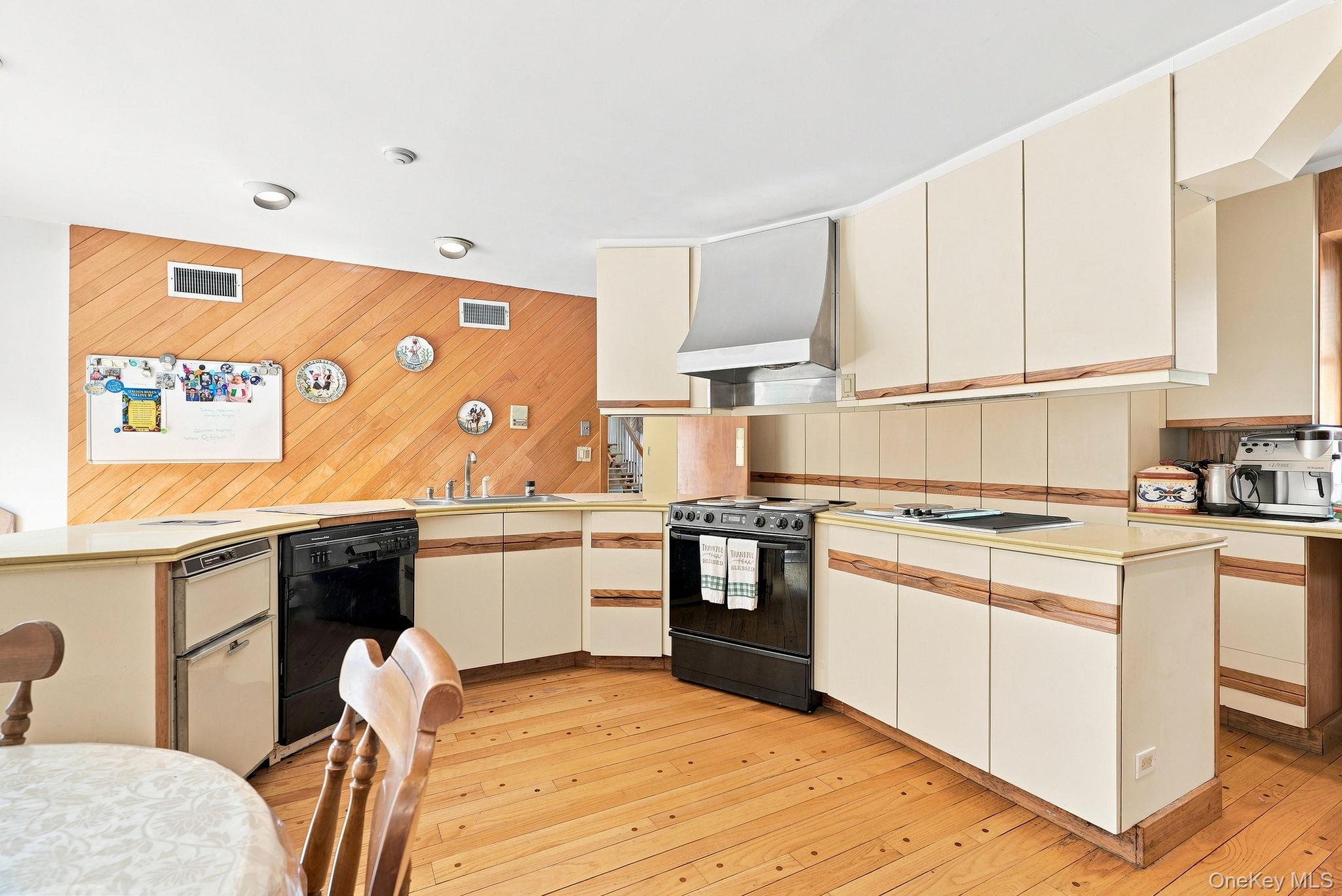 444 West Street Property Photo 13