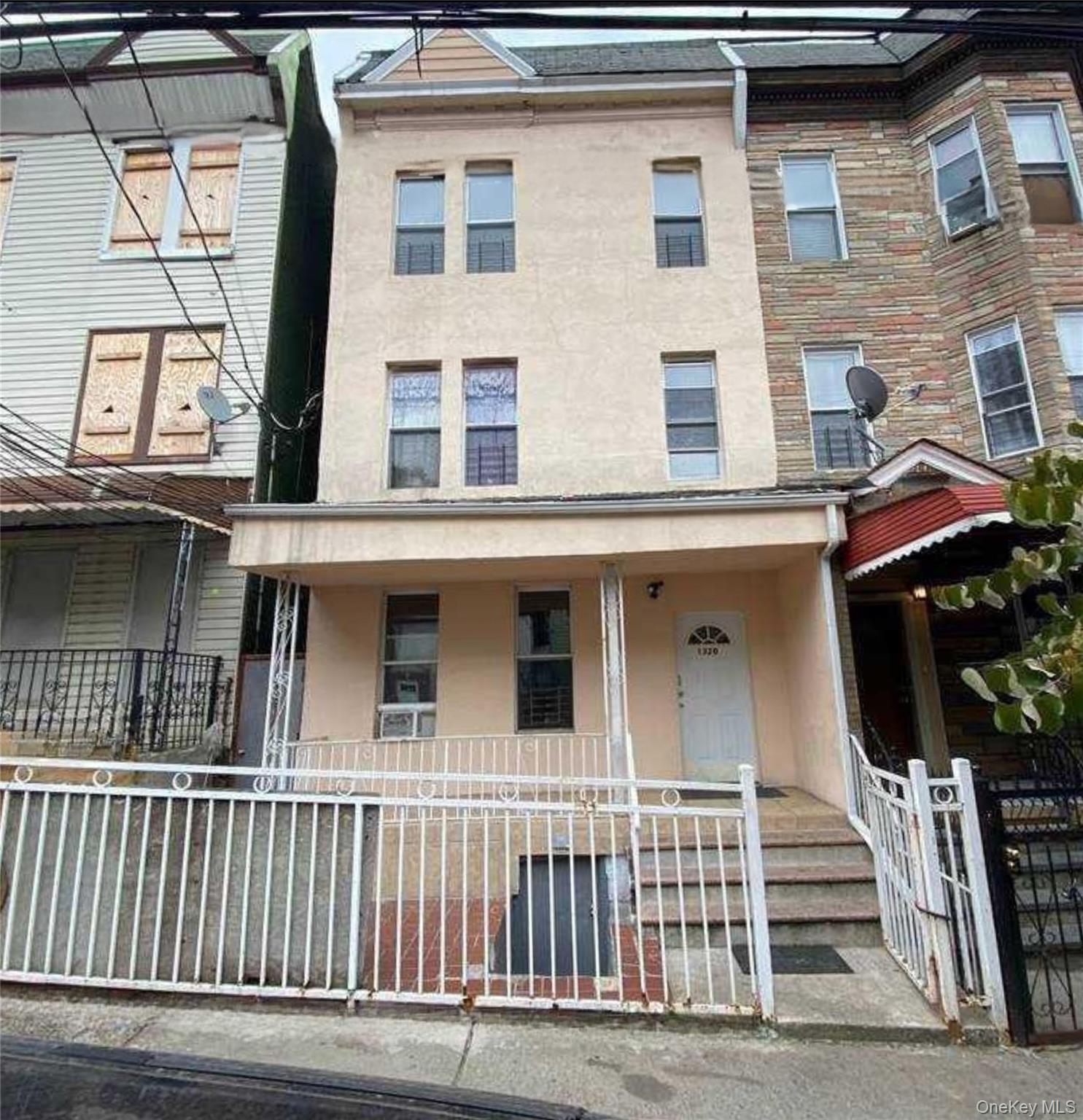 1320 Clay Avenue Property Photo 3