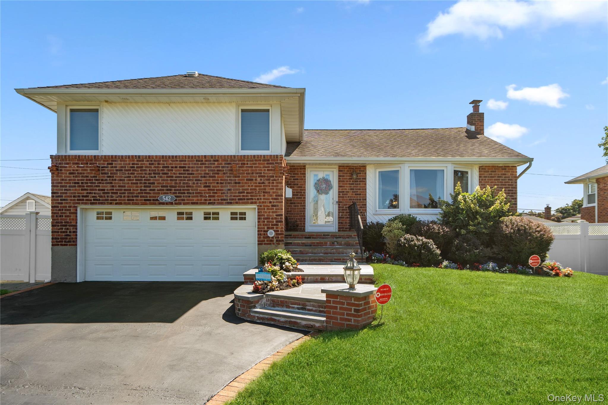 542 N Suffolk Avenue Property Photo 1