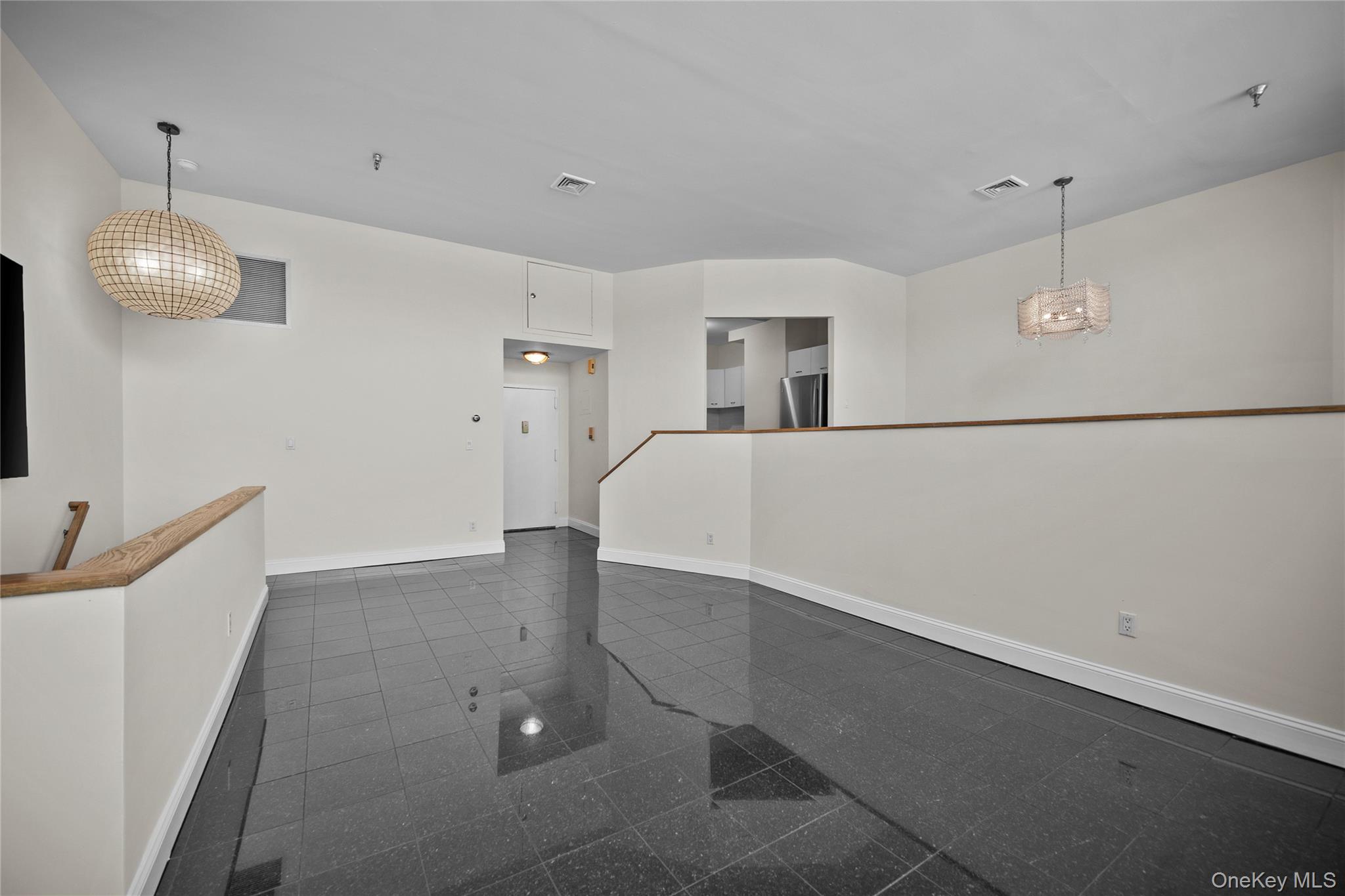 520 Ashford Avenue 5 Property Photo 7