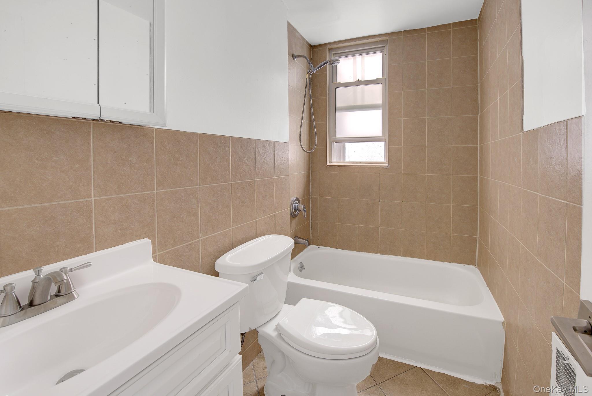 7111 68th Street Property Photo 9