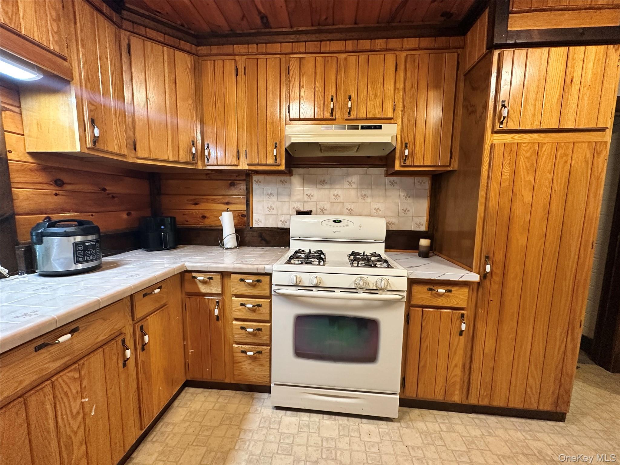 110 Foss Lane Property Photo 10