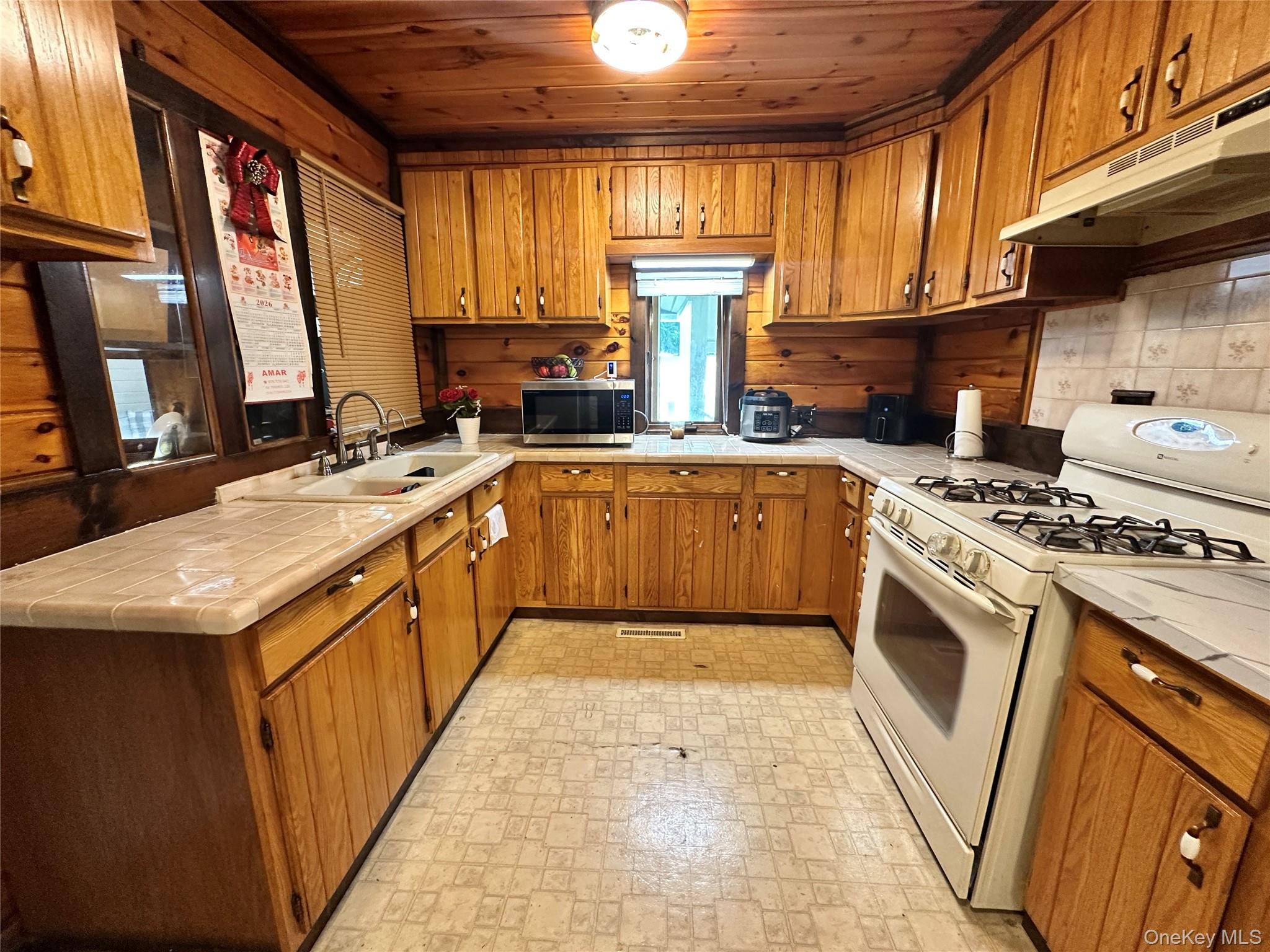 110 Foss Lane Property Photo 11