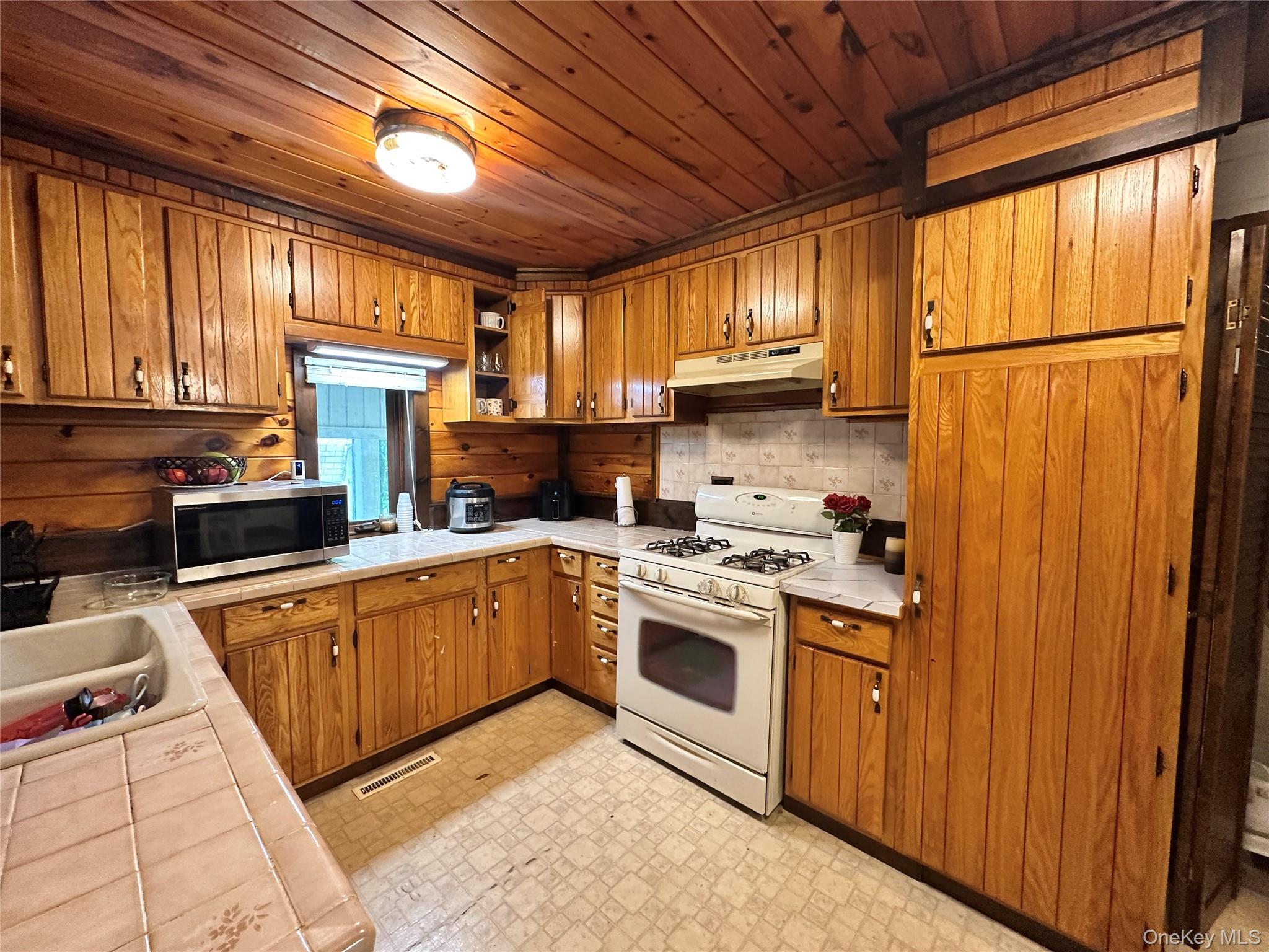 110 Foss Lane Property Photo 12