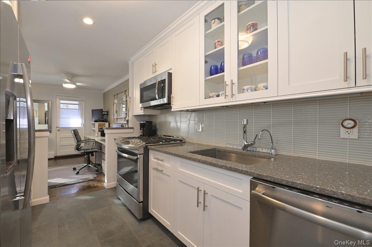 40 Stoner Avenue 2f Property Photo 5