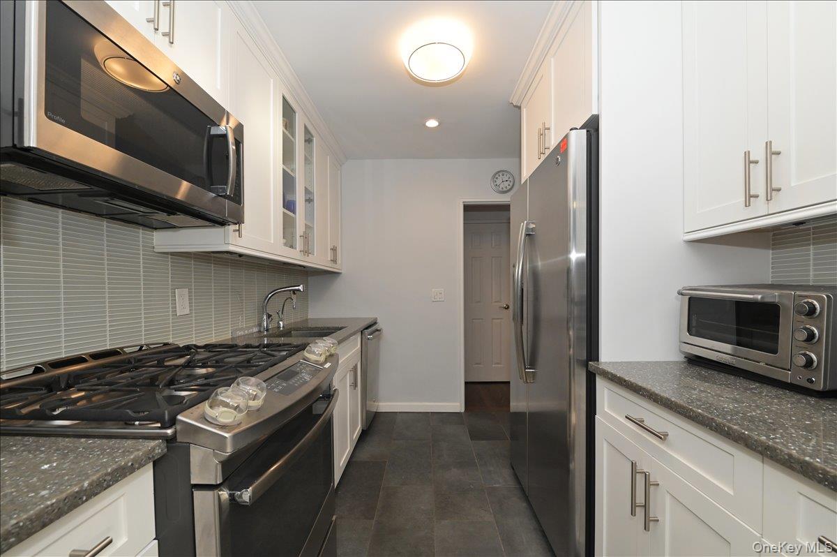 40 Stoner Avenue 2f Property Photo 6