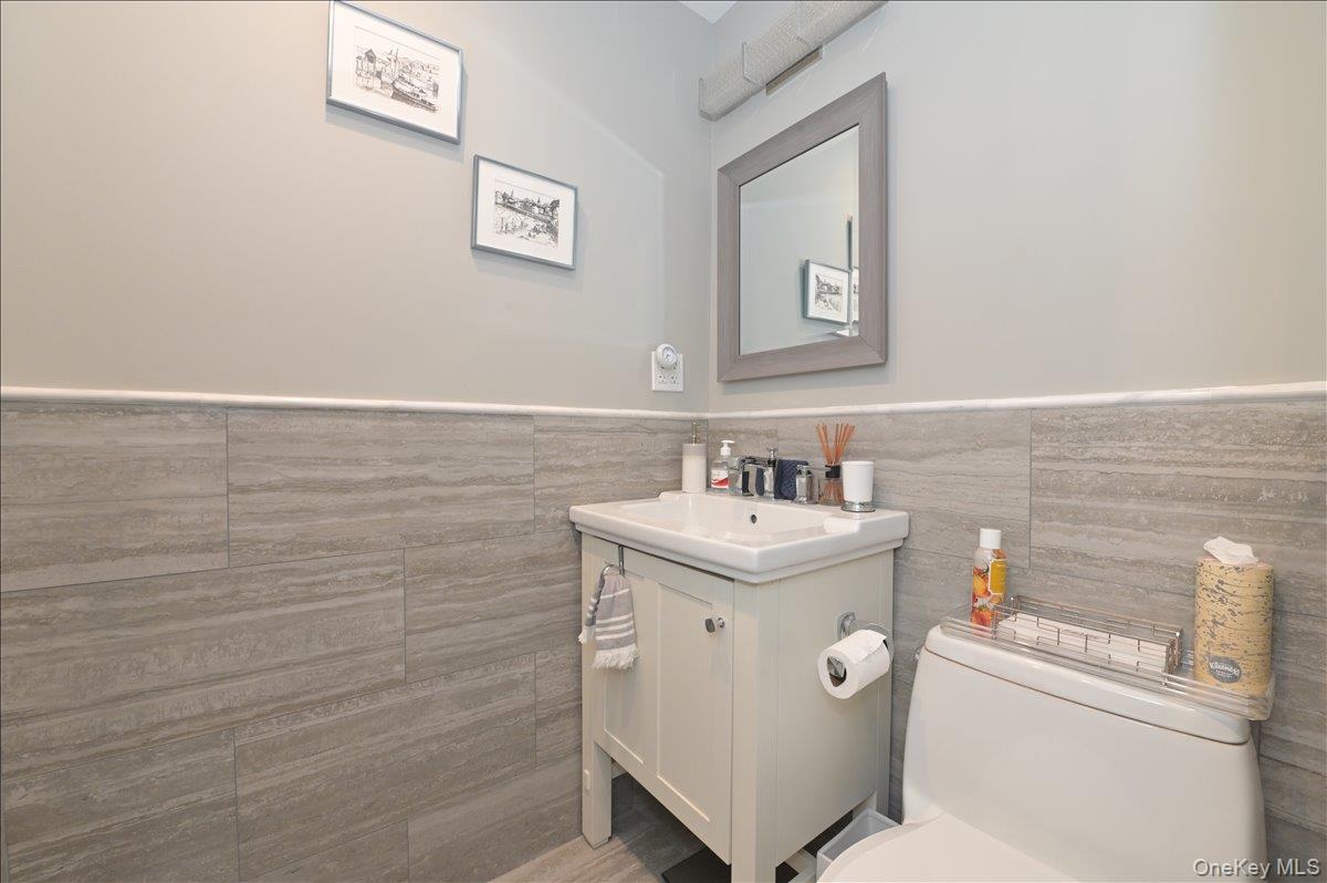 40 Stoner Avenue 2f Property Photo 8