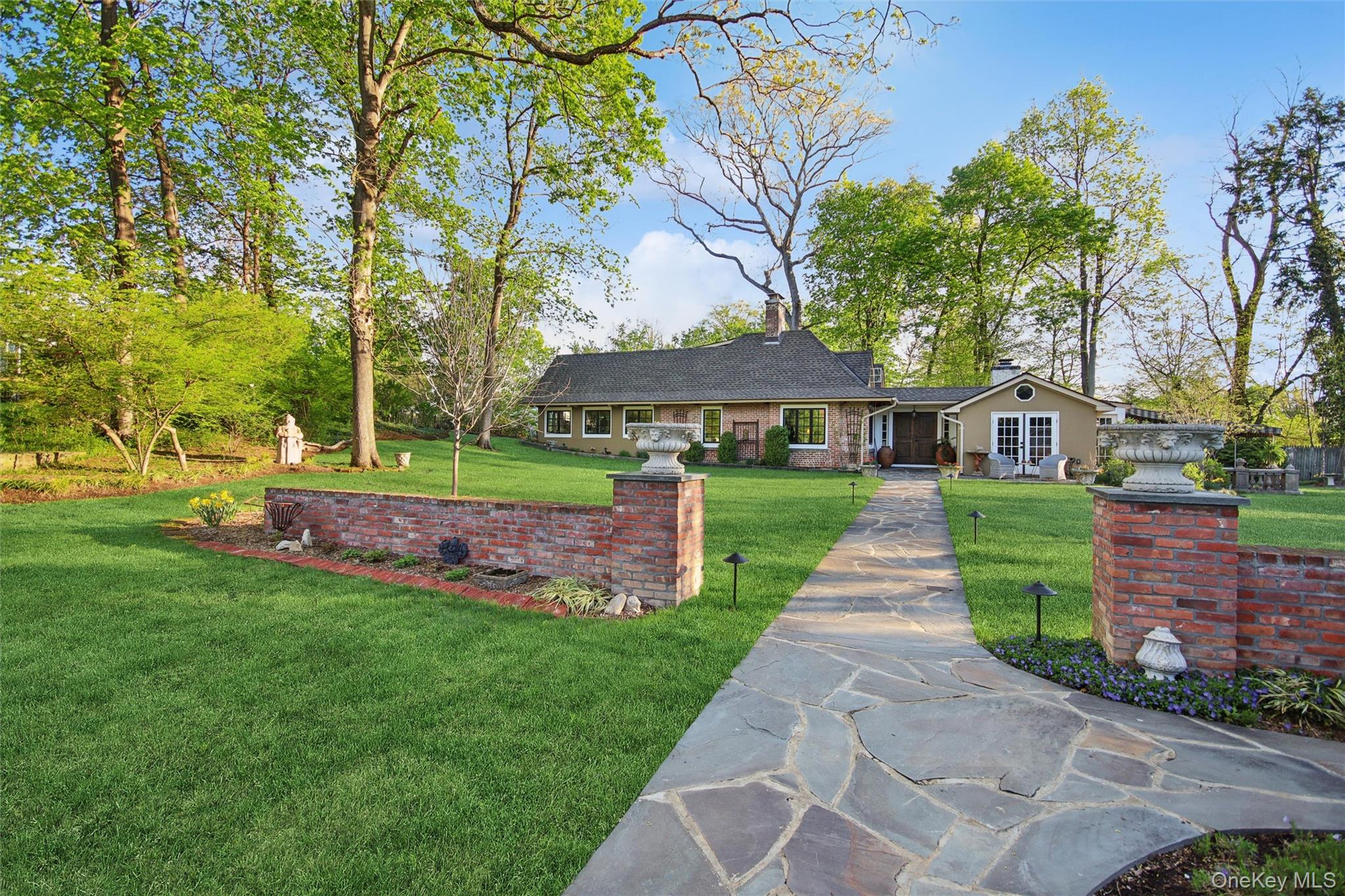 8 N Wodenethe Drive Property Photo 1