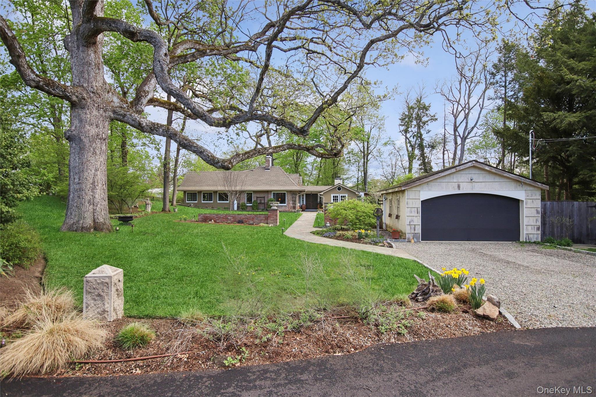 8 N Wodenethe Drive Property Photo 2