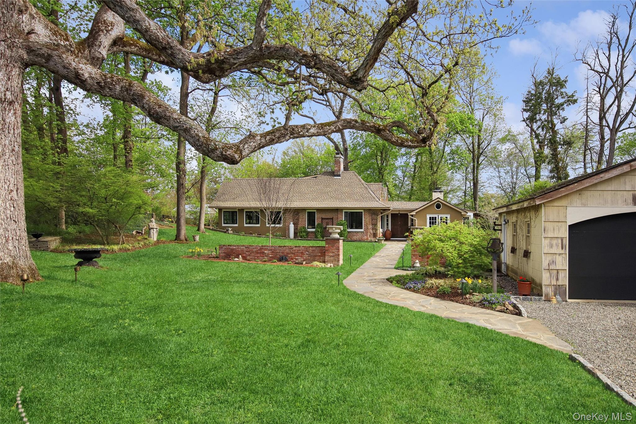 8 N Wodenethe Drive Property Photo 3