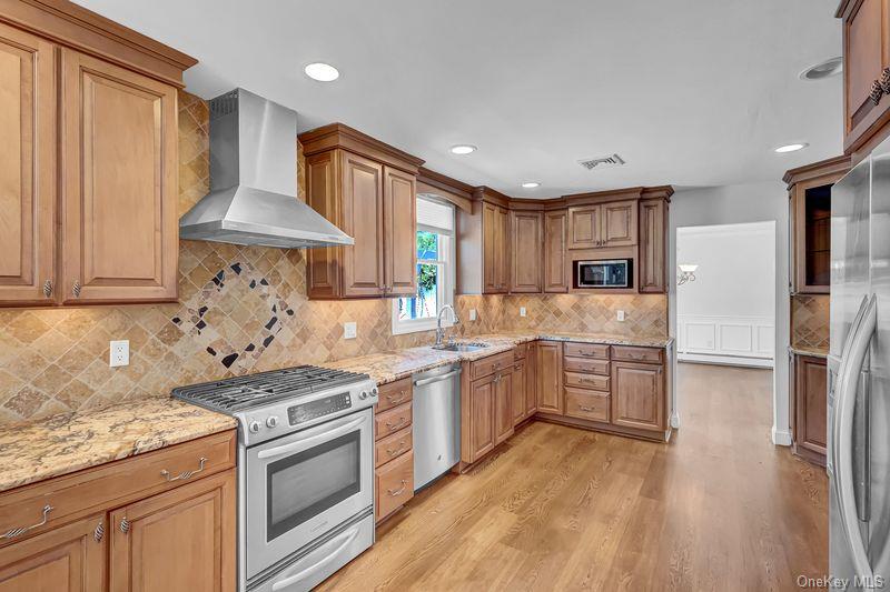240 Woodhull Avenue Property Photo 16