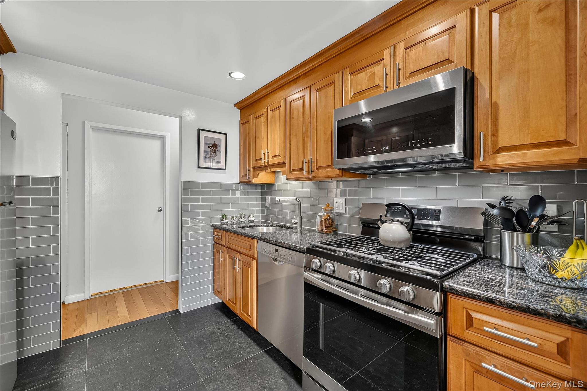 1376 Midland Avenue 801 Property Photo 16