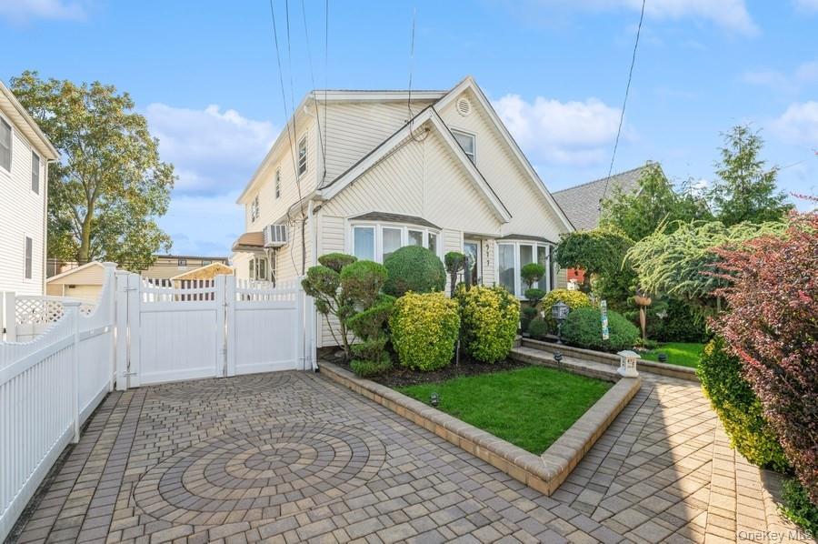 977 Third Avenue Property Photo 3