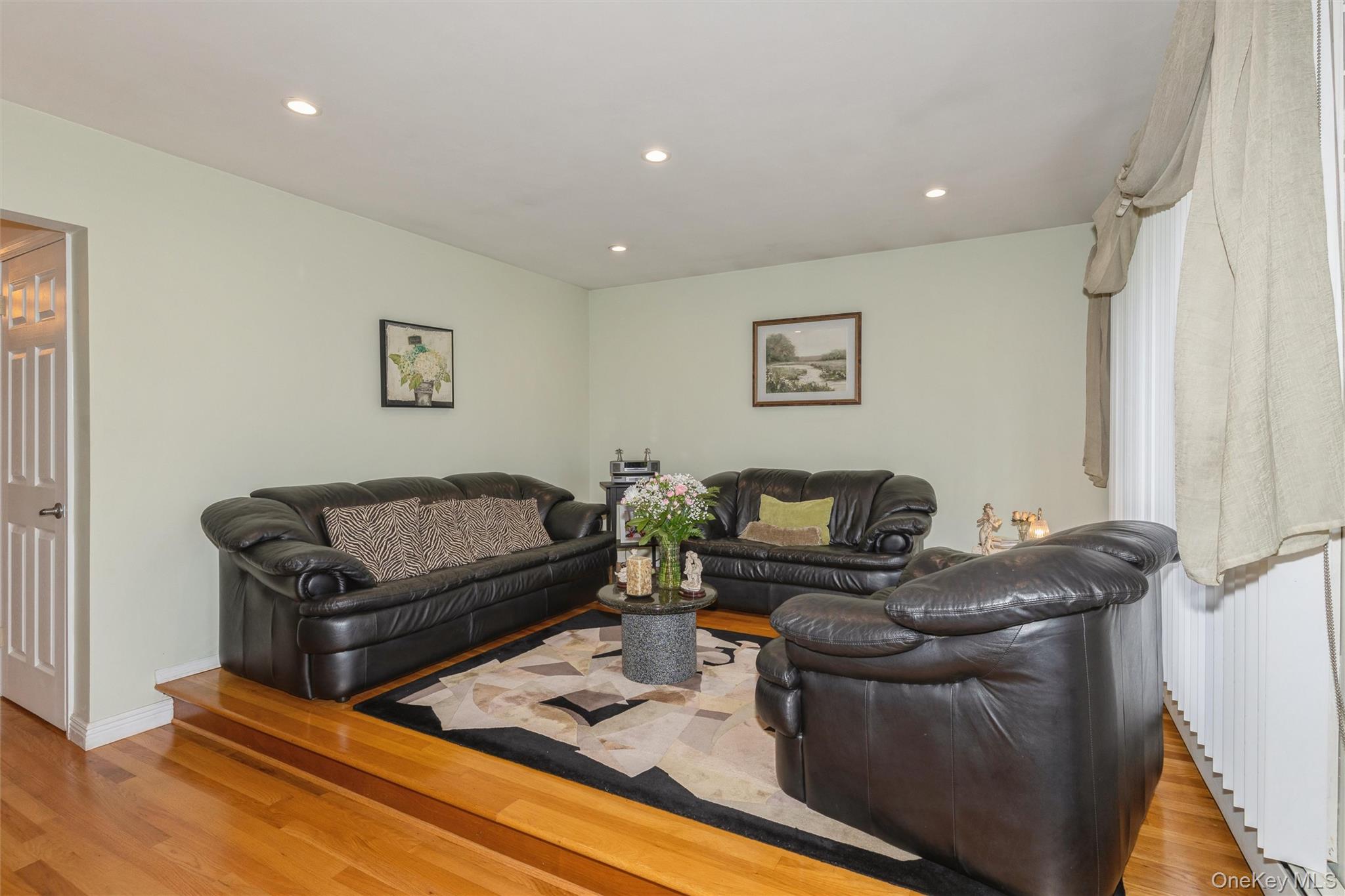 977 Third Avenue Property Photo 4