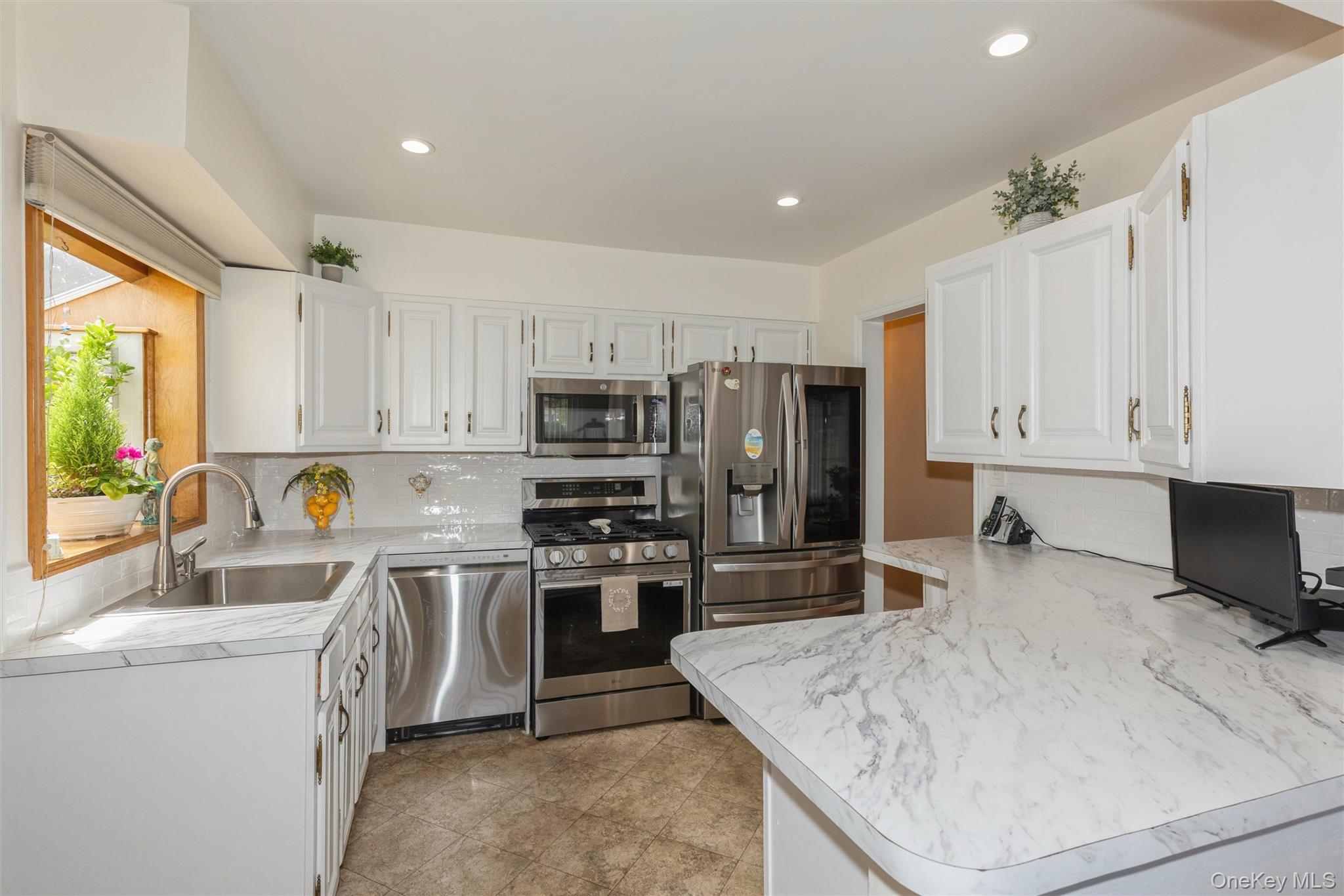 977 Third Avenue Property Photo 10