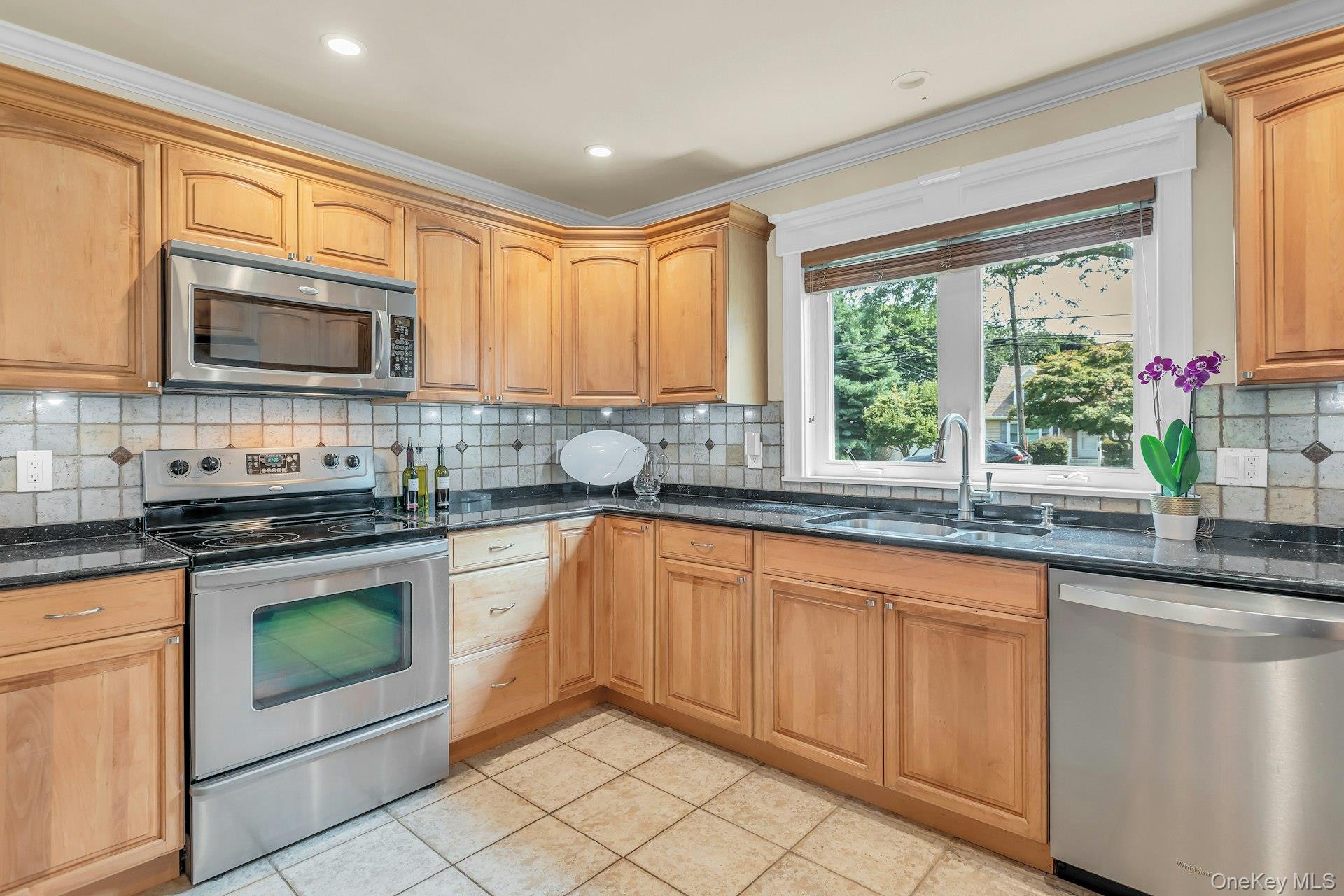 360 Bayport Avenue Property Photo 17