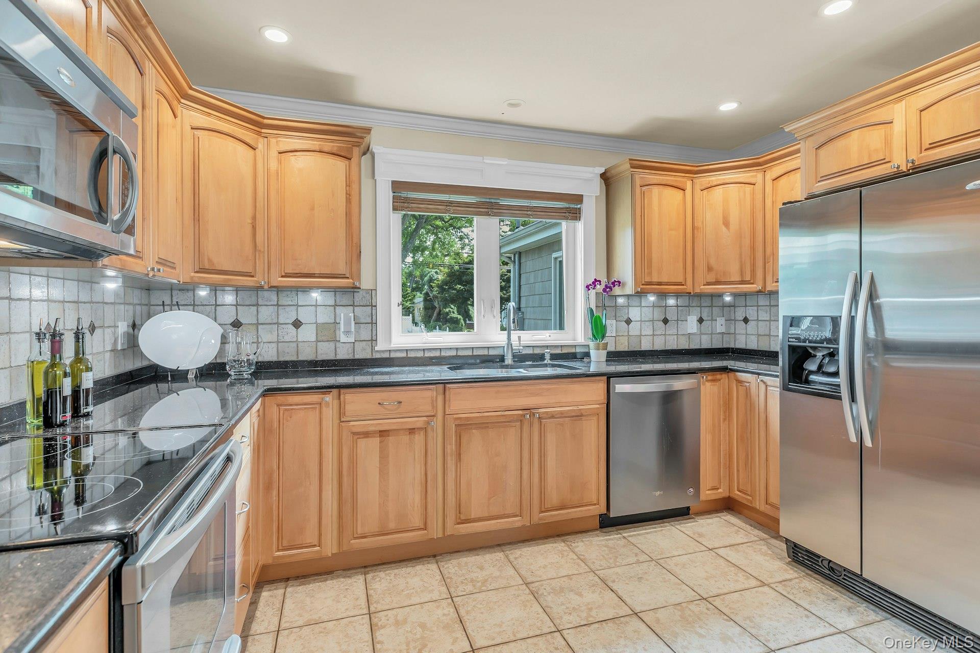 360 Bayport Avenue Property Photo 18