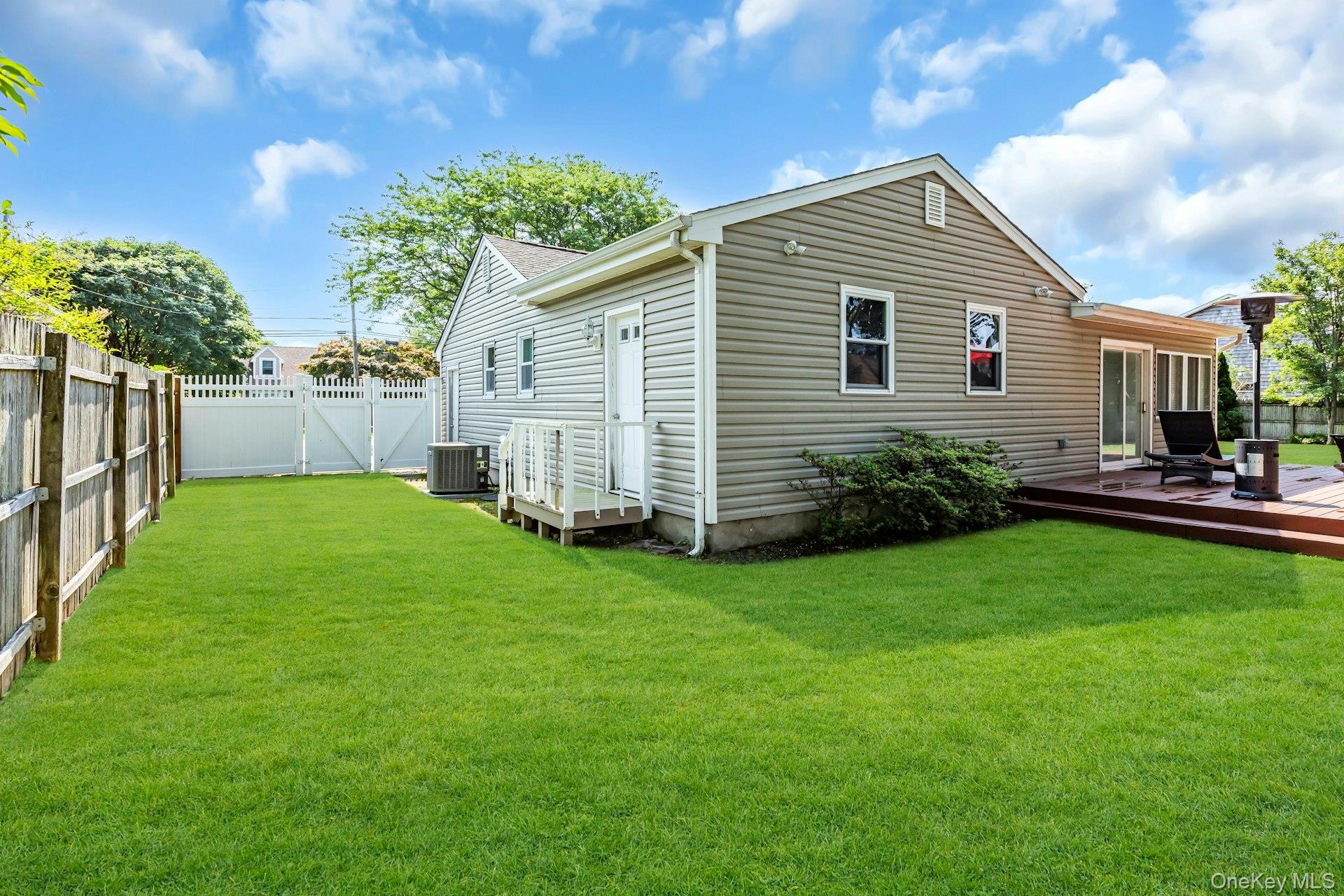 360 Bayport Avenue Property Photo 36