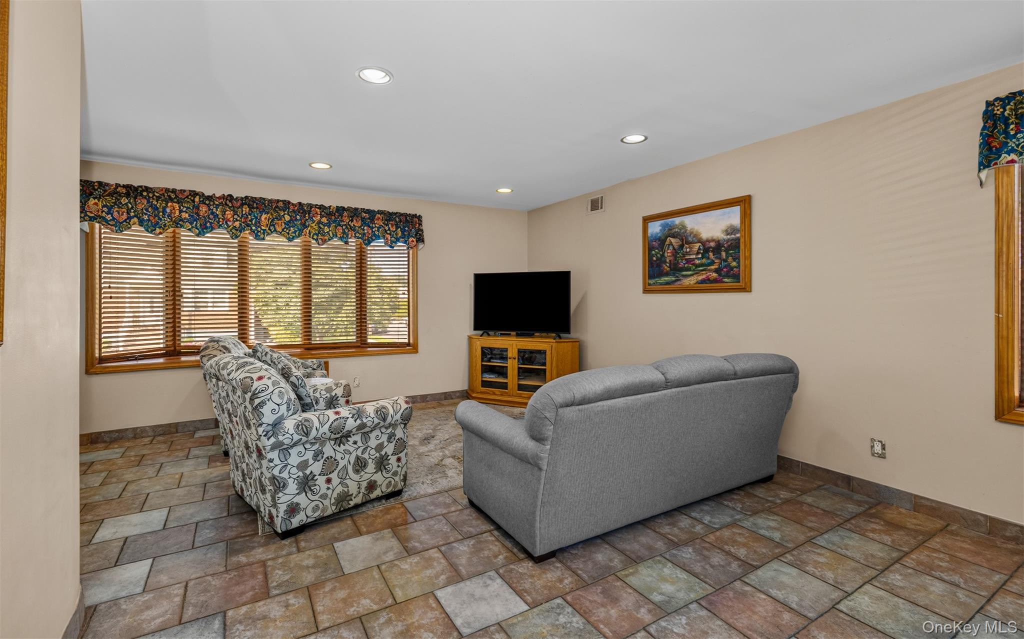 498 Cedarhurst Avenue Property Photo 6