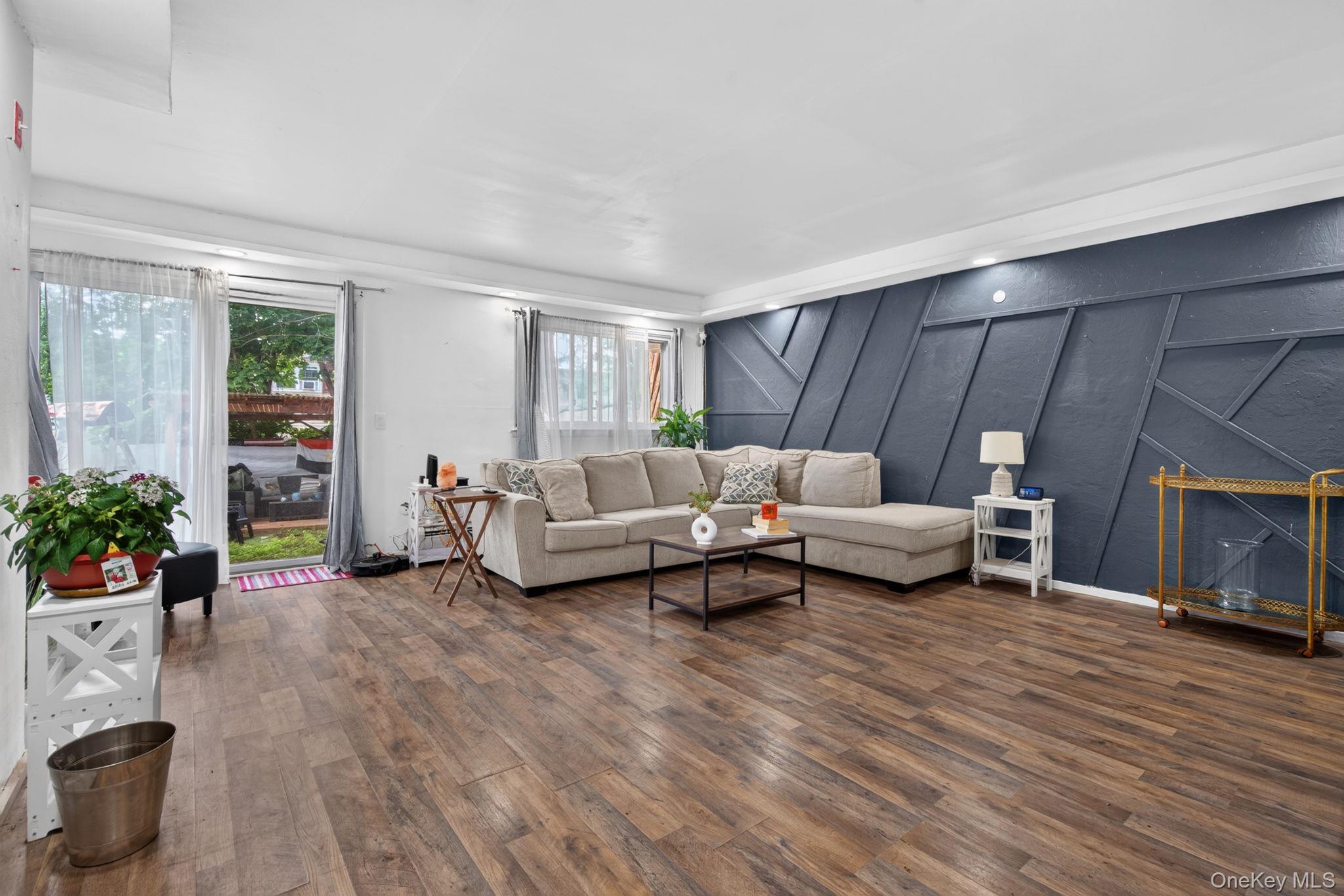 50 Hampton Court Property Photo 4
