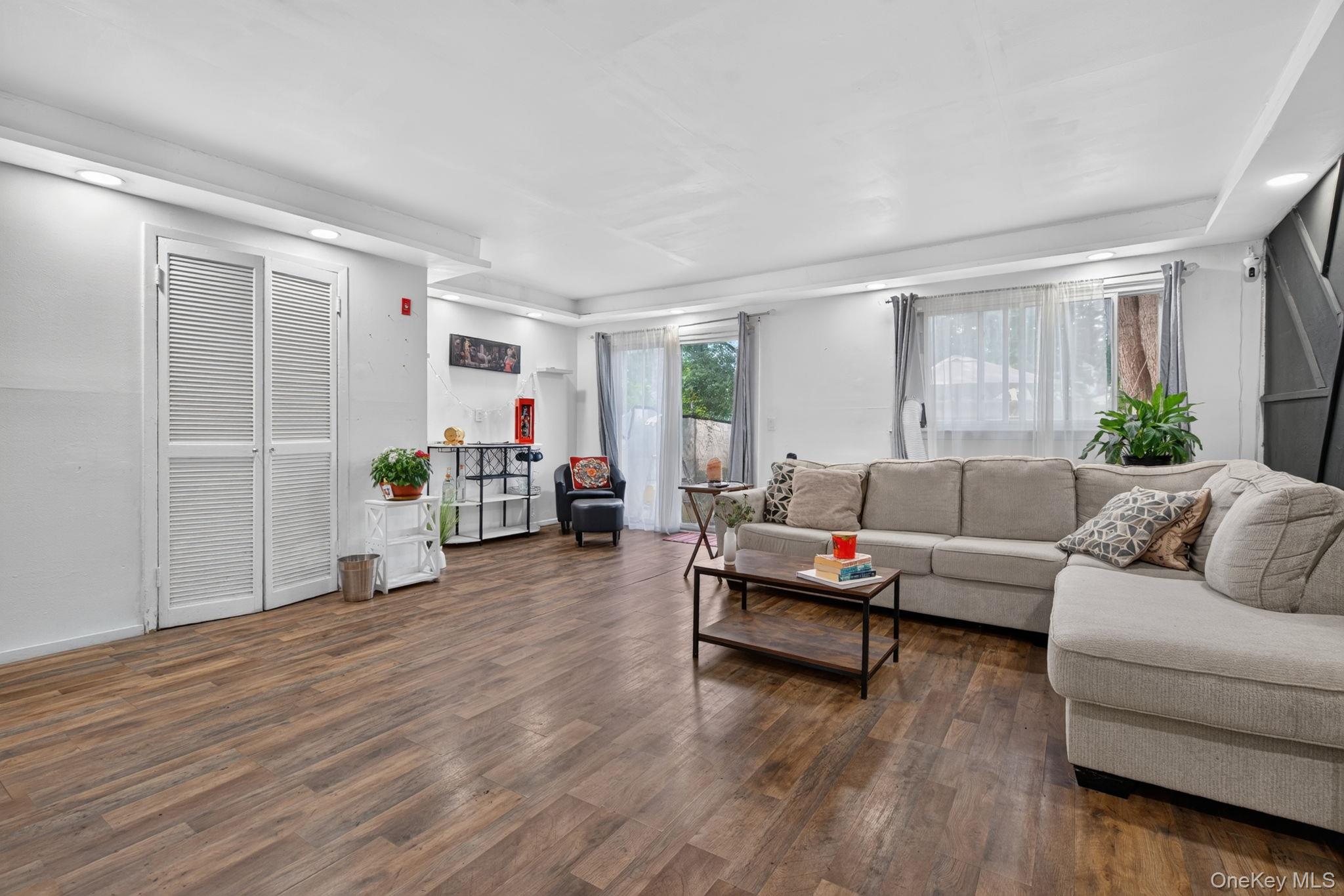 50 Hampton Court Property Photo 5