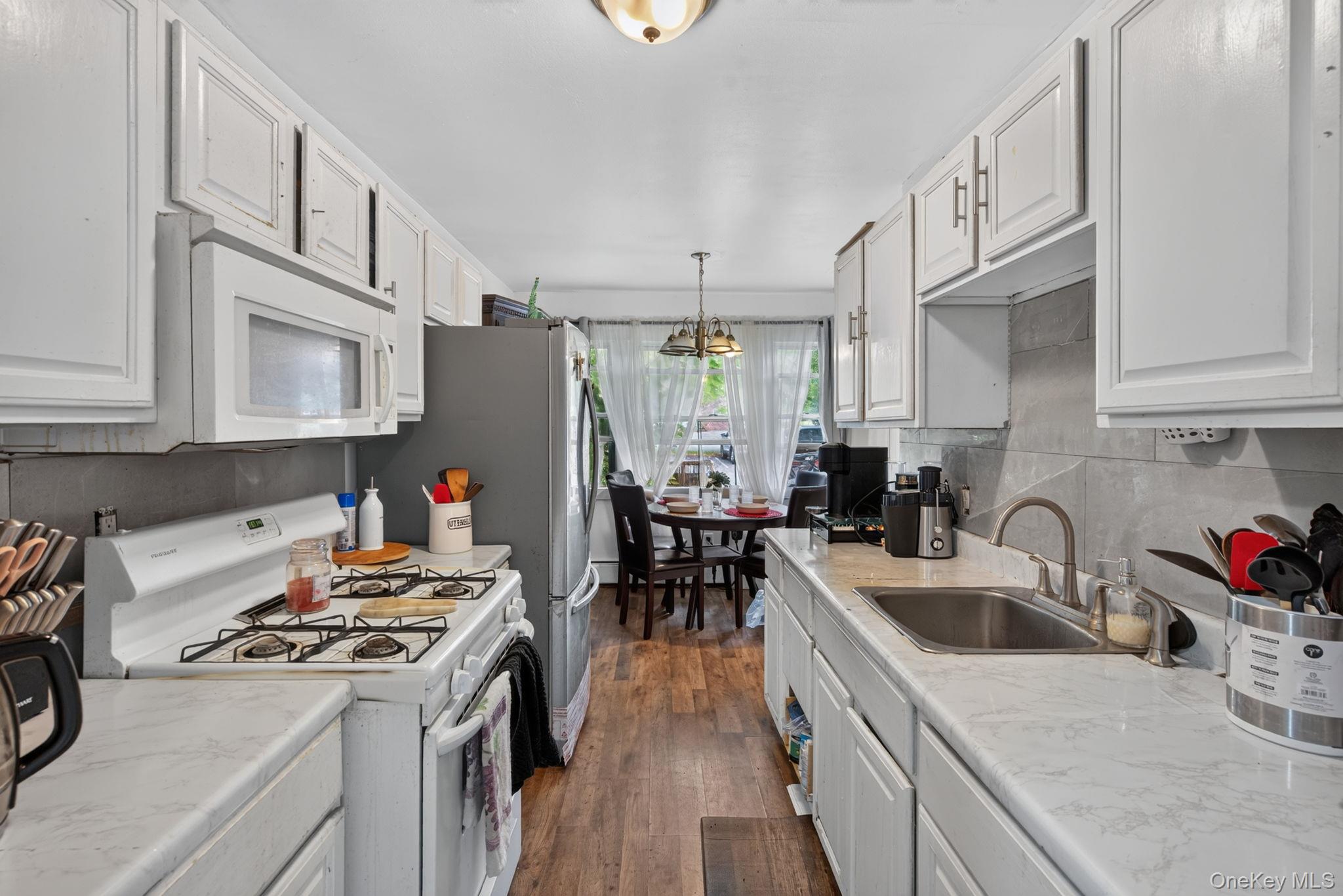 50 Hampton Court Property Photo 6
