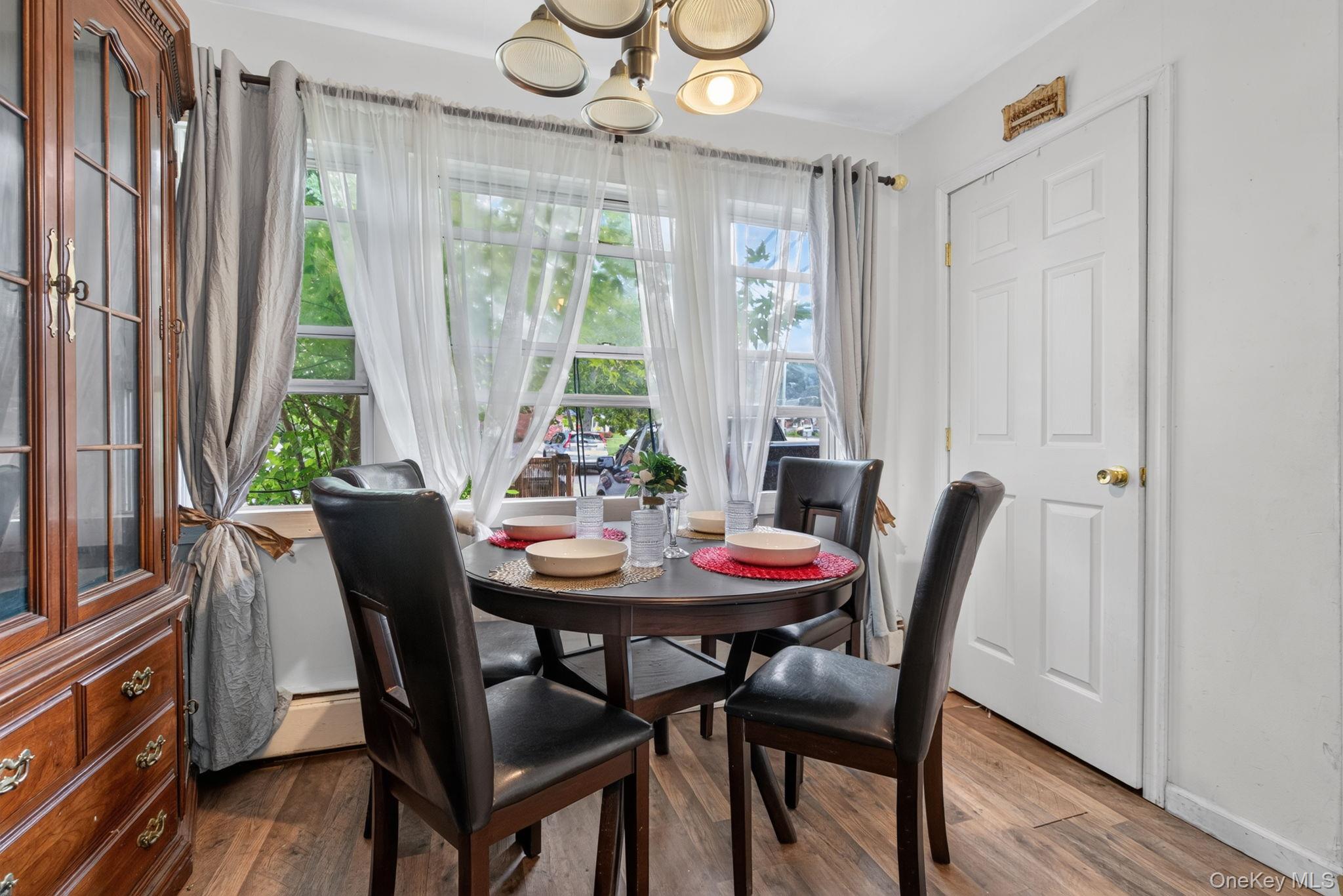 50 Hampton Court Property Photo 8