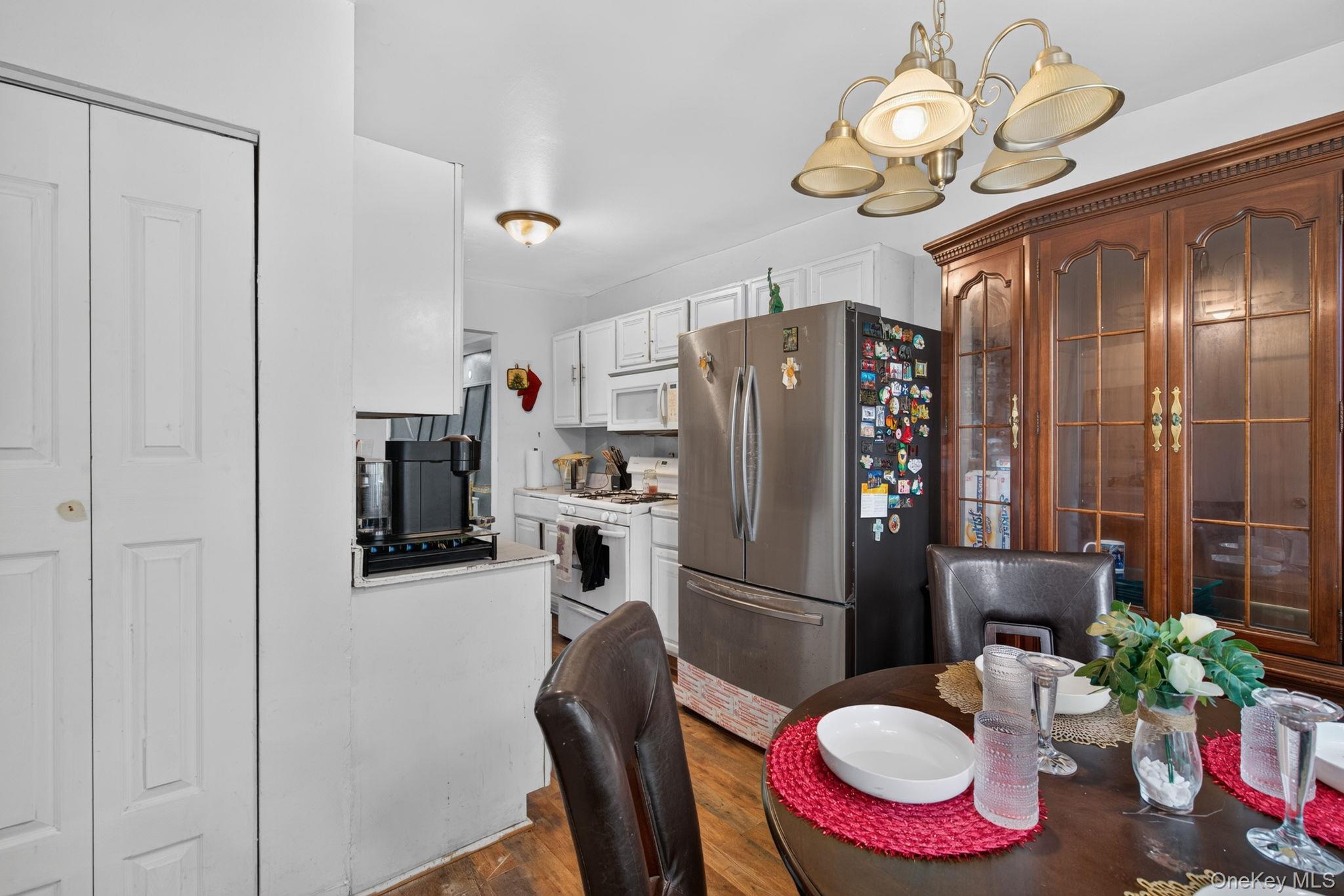 50 Hampton Court Property Photo 9