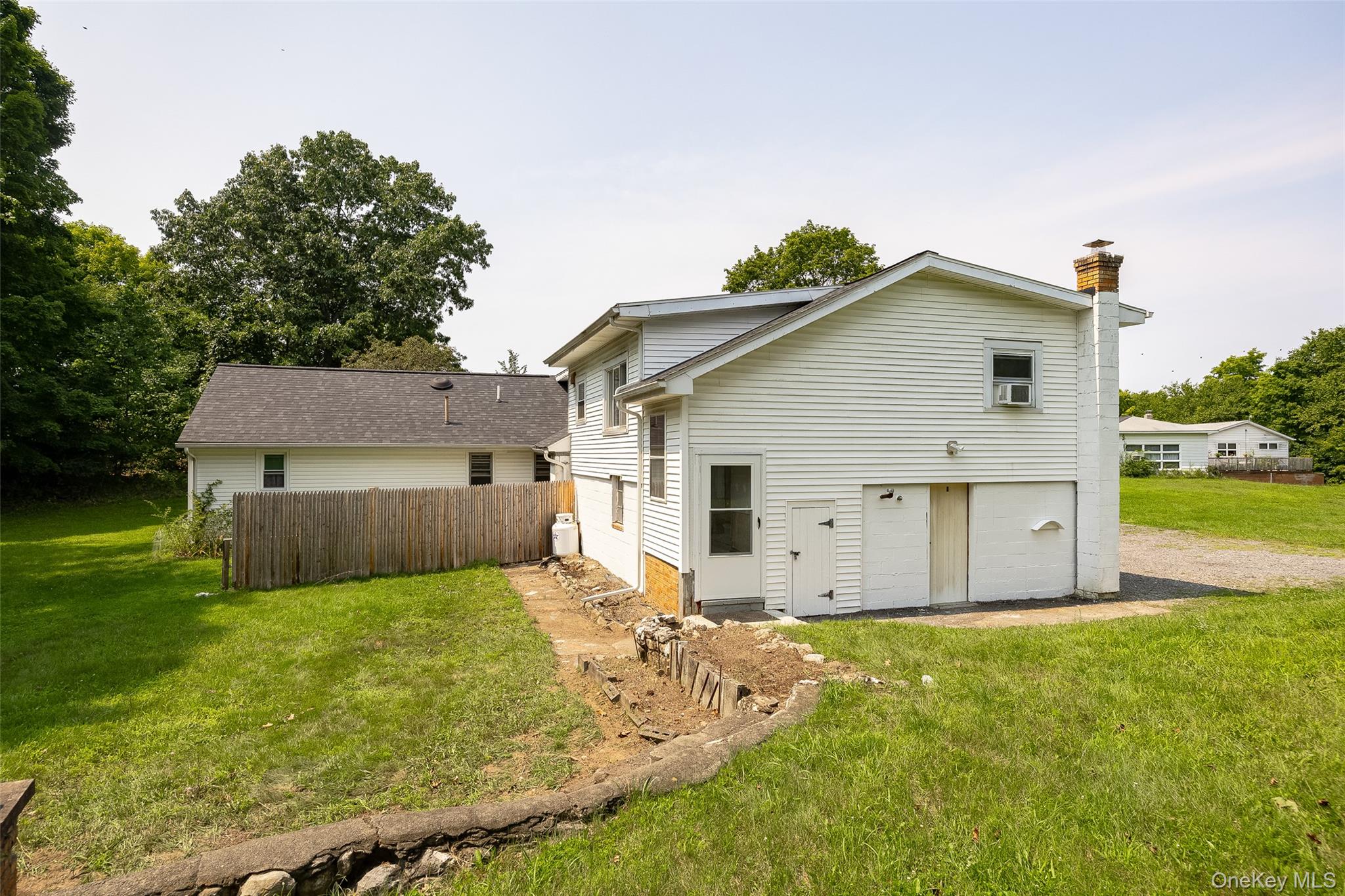 216 Hobbs Lane B Property Photo 2