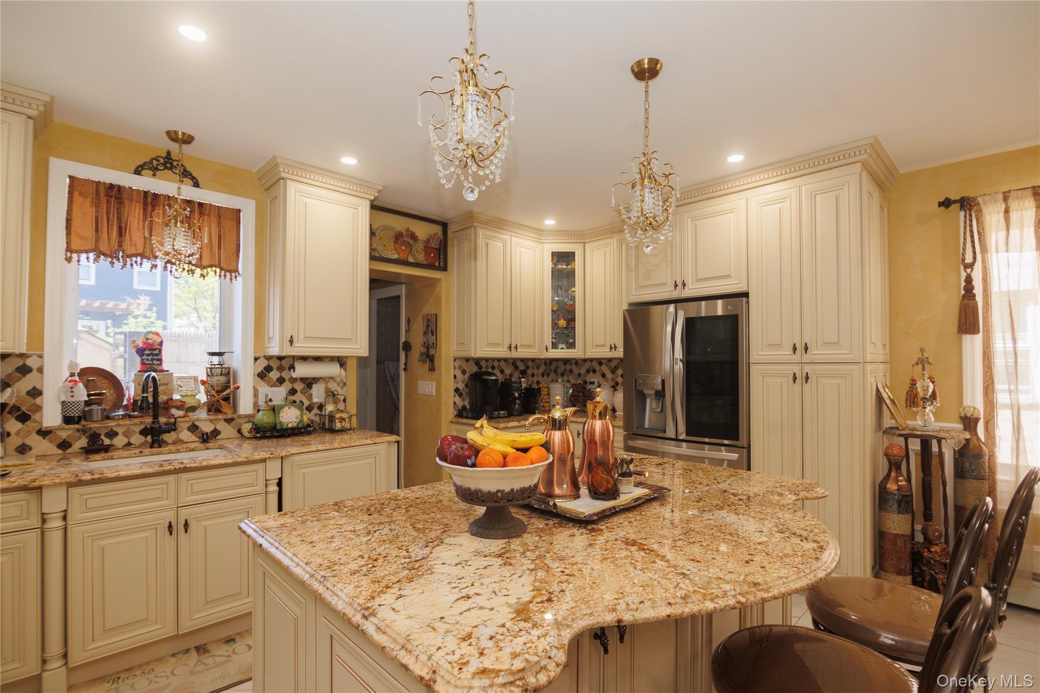 1715 Hering Avenue Property Photo 3