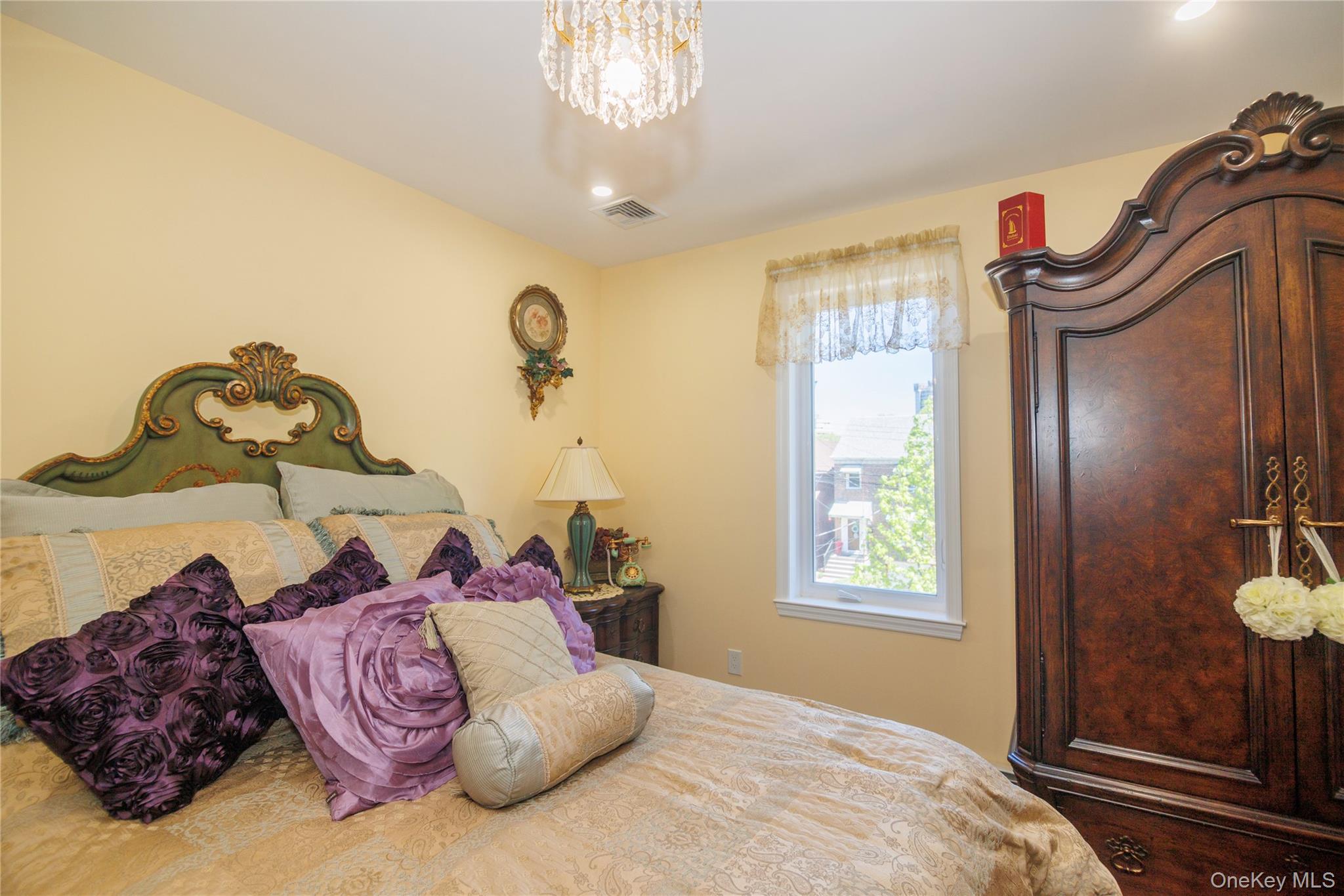 1715 Hering Avenue Property Photo 13