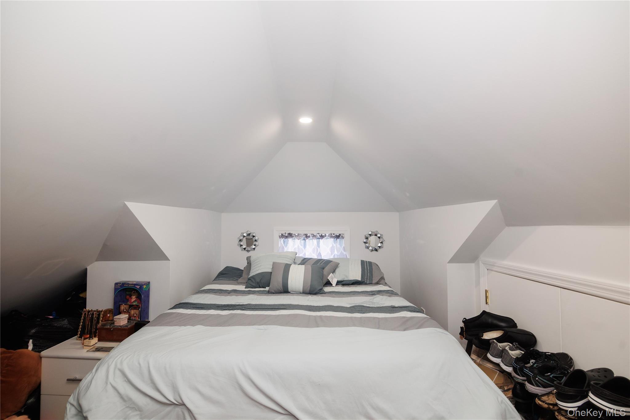 1715 Hering Avenue Property Photo 20