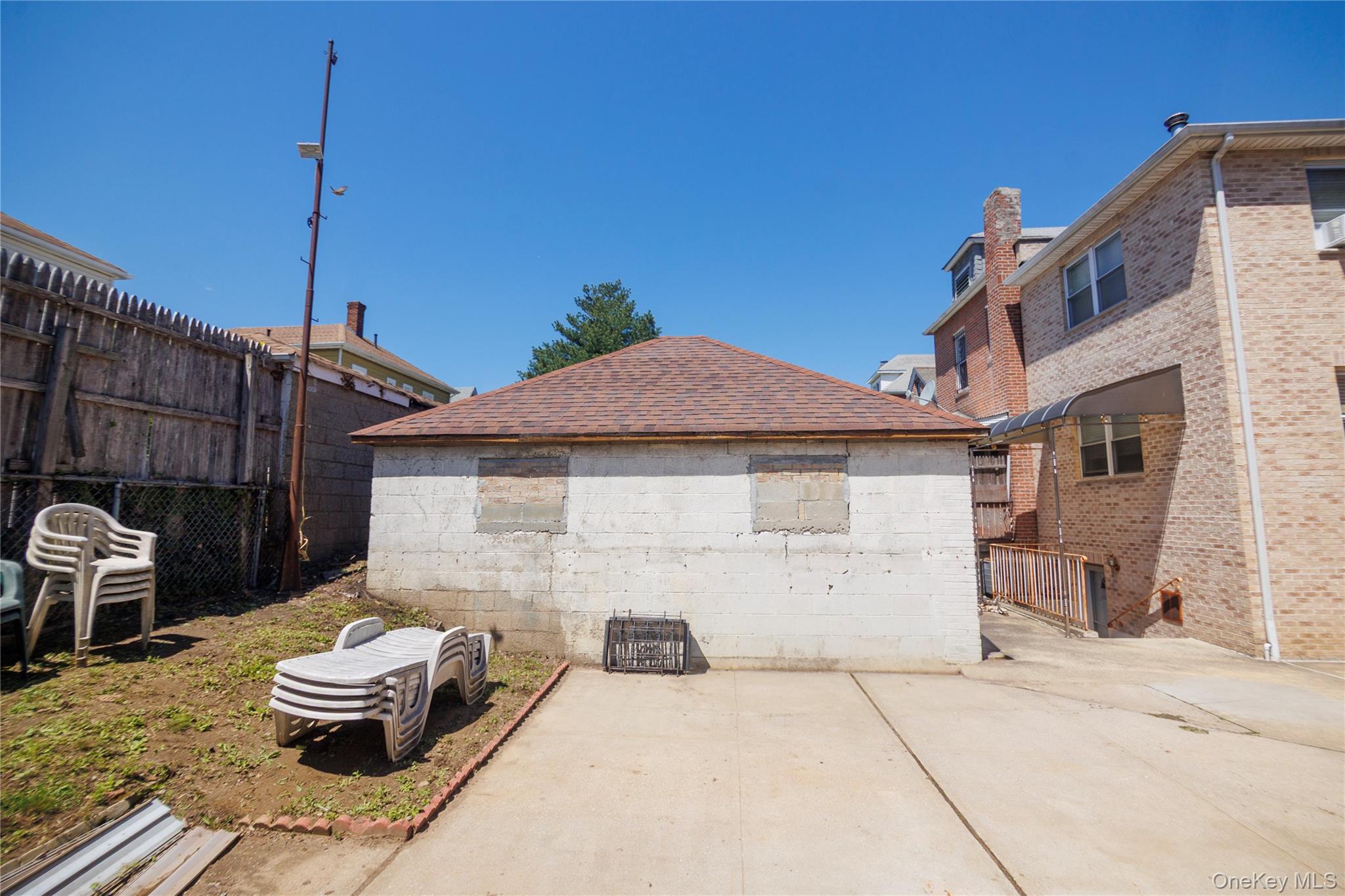 1715 Hering Avenue Property Photo 27