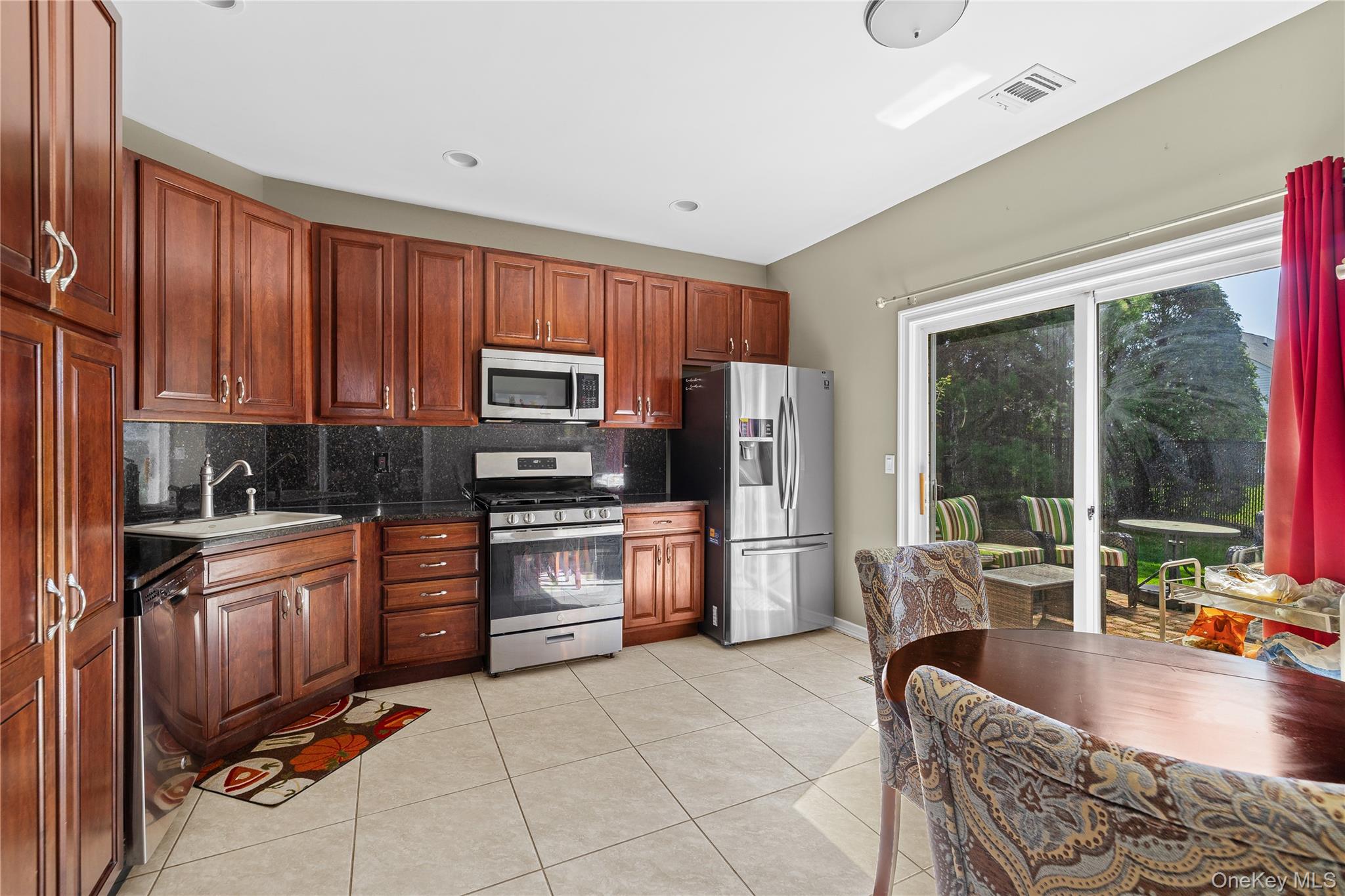 131 Constantine Way Property Photo 6