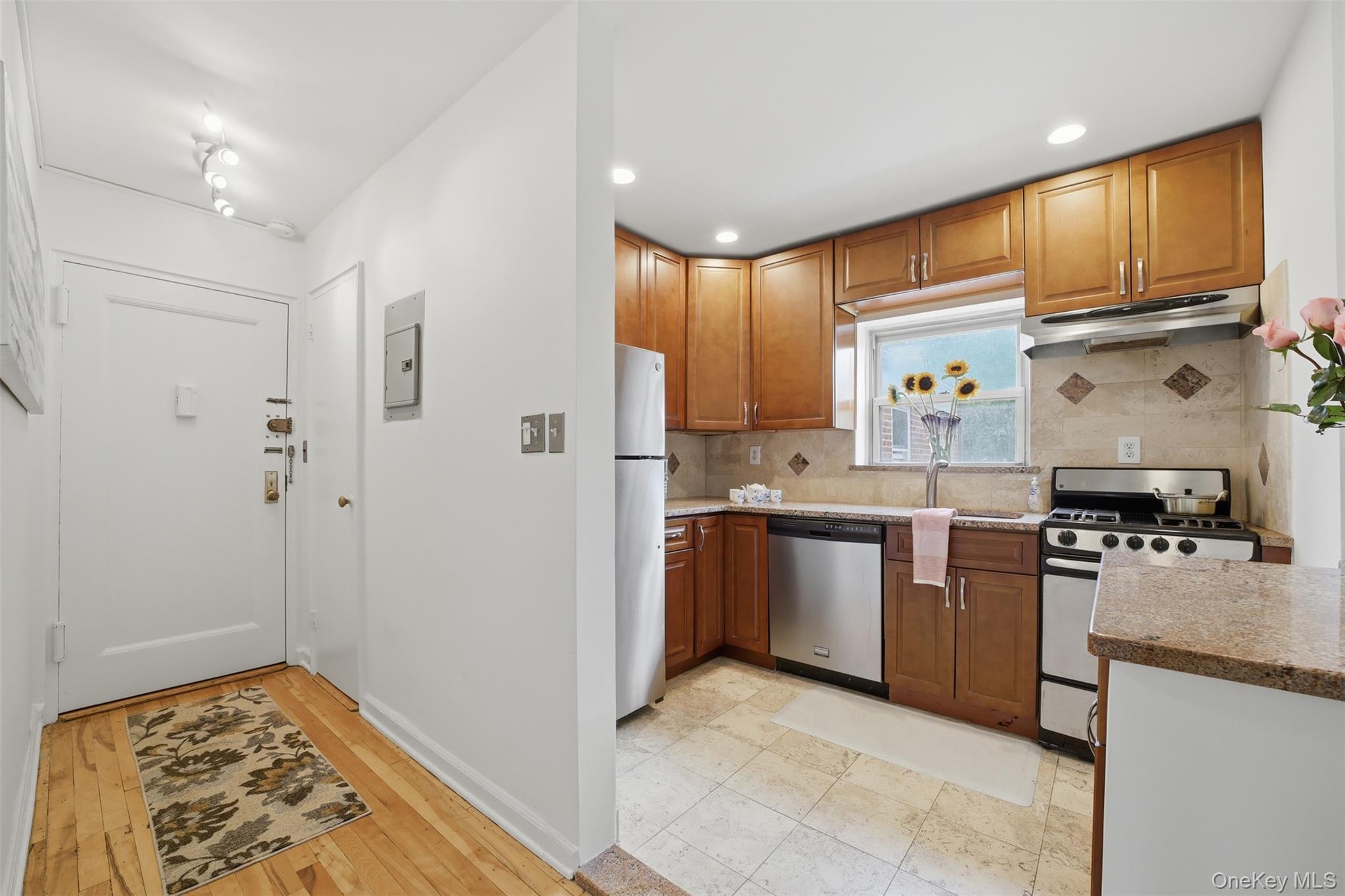 330 S Broadway B11 Property Photo 6