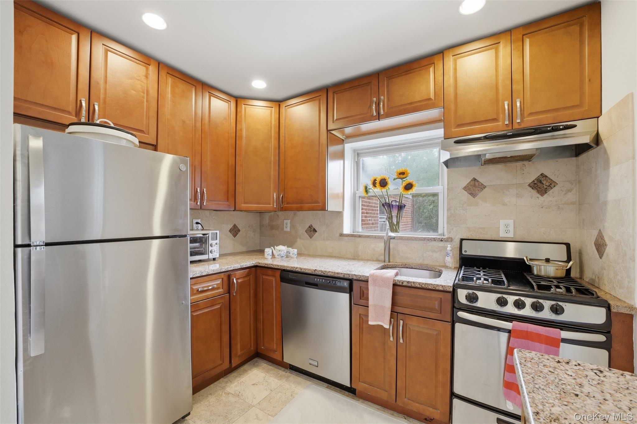 330 S Broadway B11 Property Photo 9