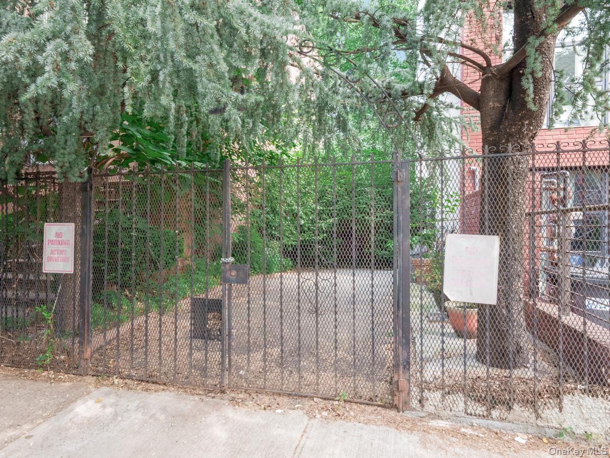 809a Greene Avenue Hse Property Photo 4