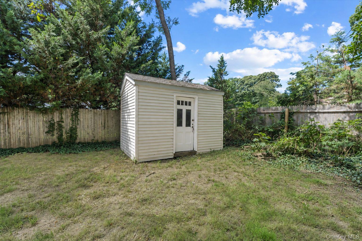 685 Horseblock Road Property Photo 32
