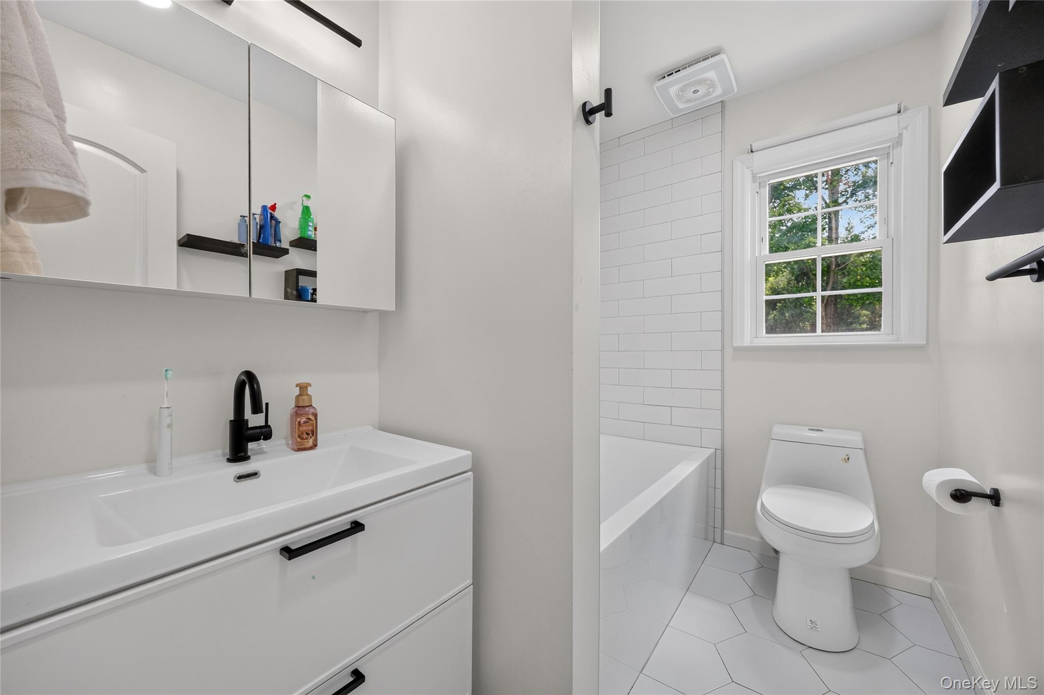 6 Linda Lane Property Photo 12